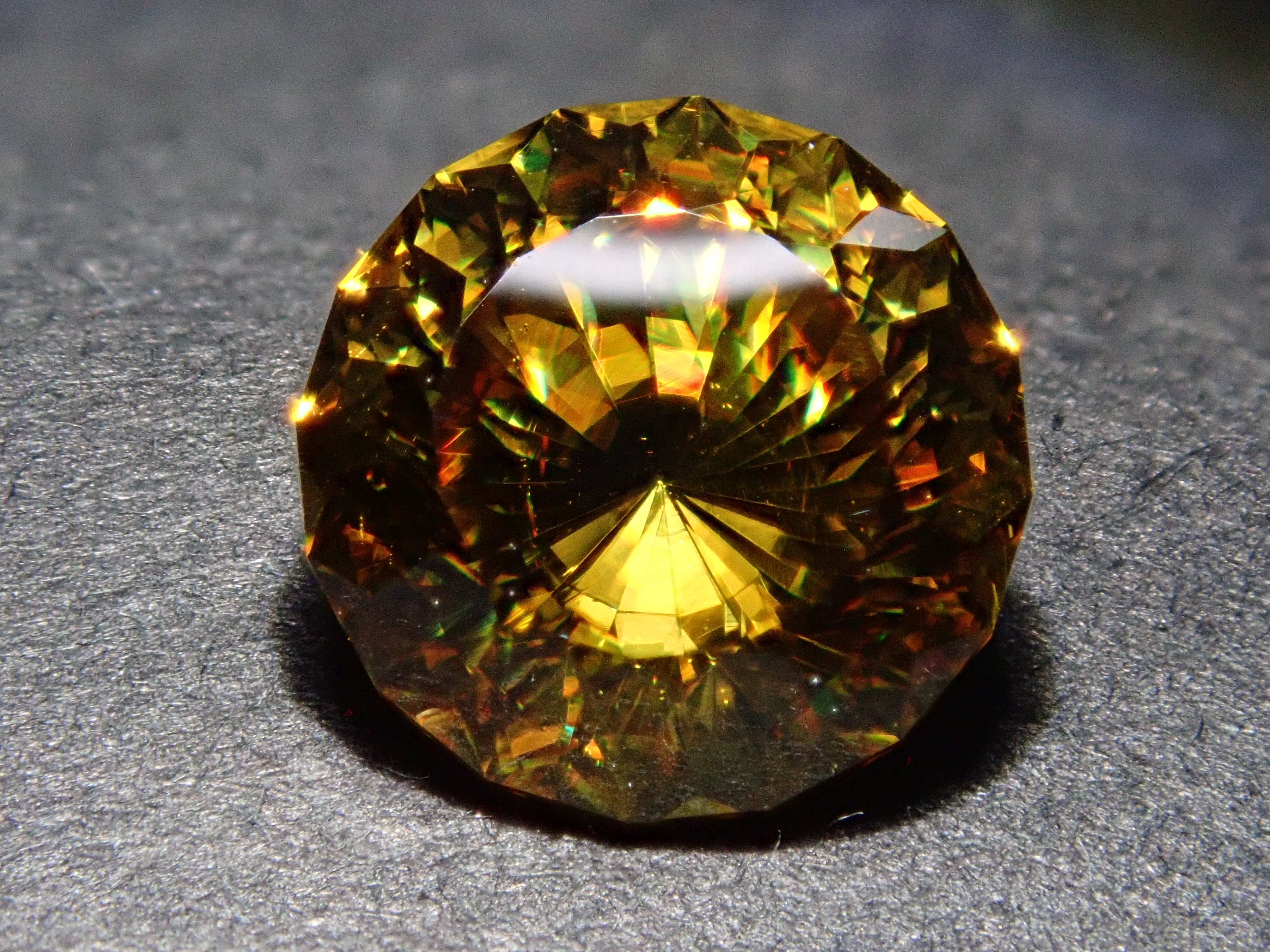 【1/23 22時販売】ジンバブエ産スフェーン 7.0mm/1.661ctルース