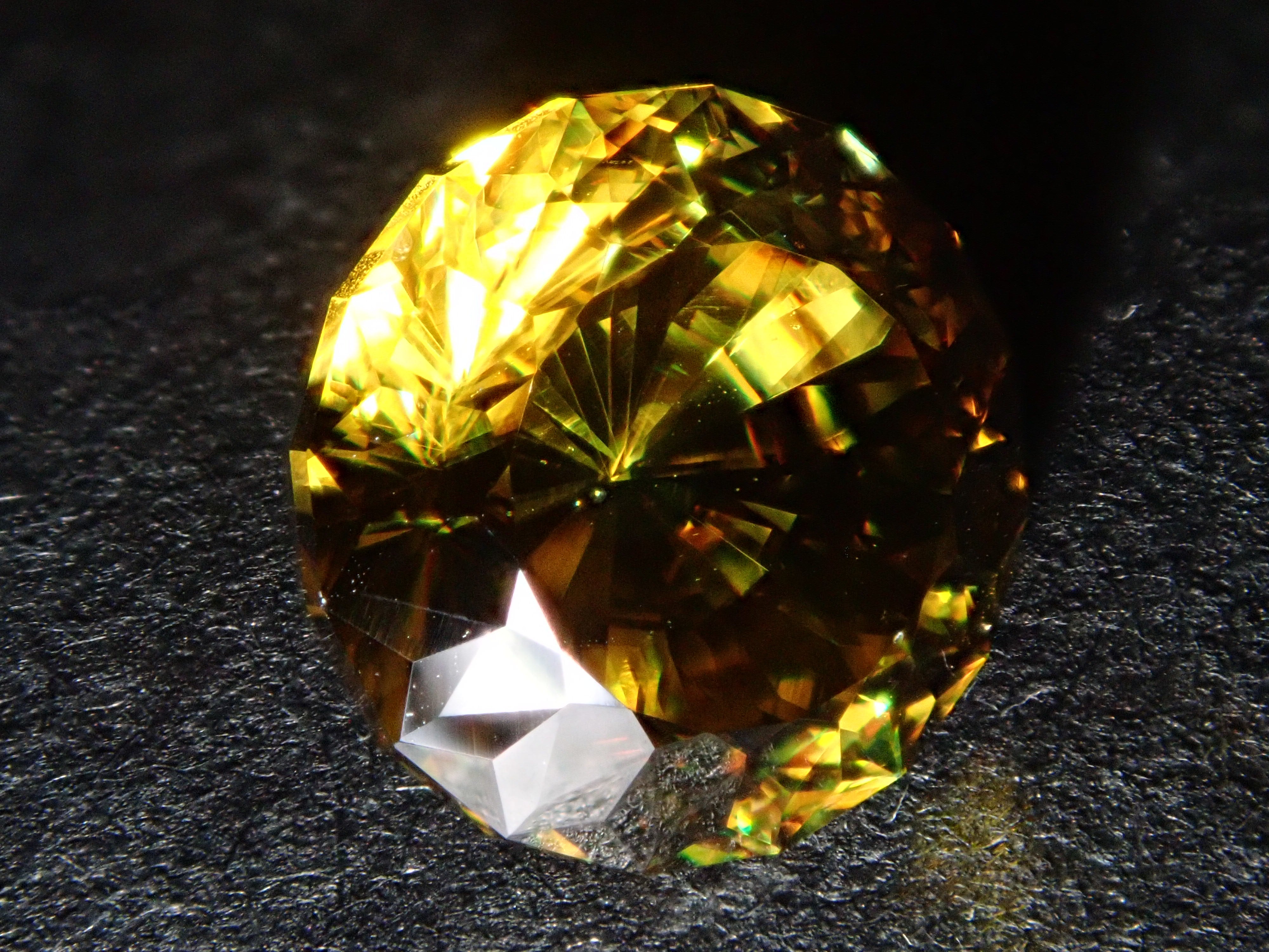 【1/23 22時販売】ジンバブエ産スフェーン 7.0mm/1.661ctルース