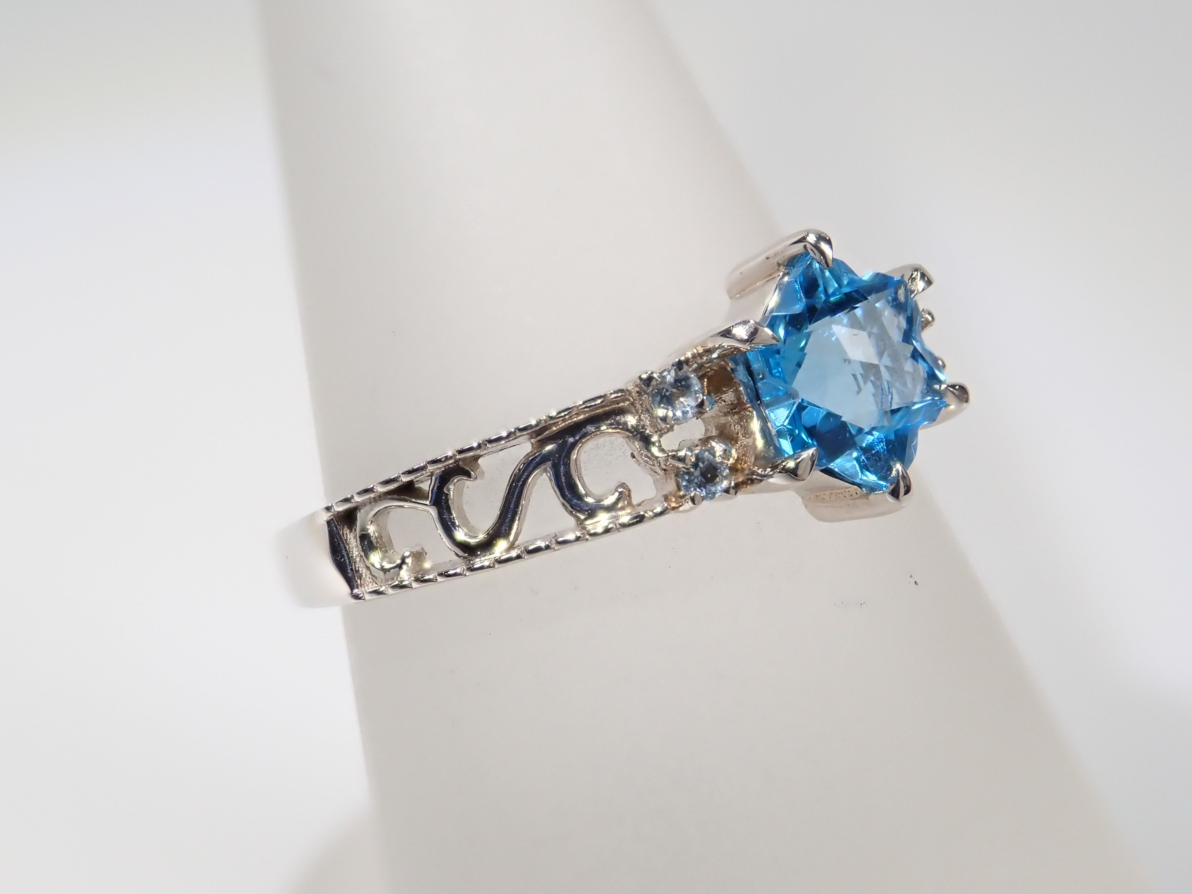 Pt950ブラジル産スイスブルートパーズ0.756ct・アクアマリンリング