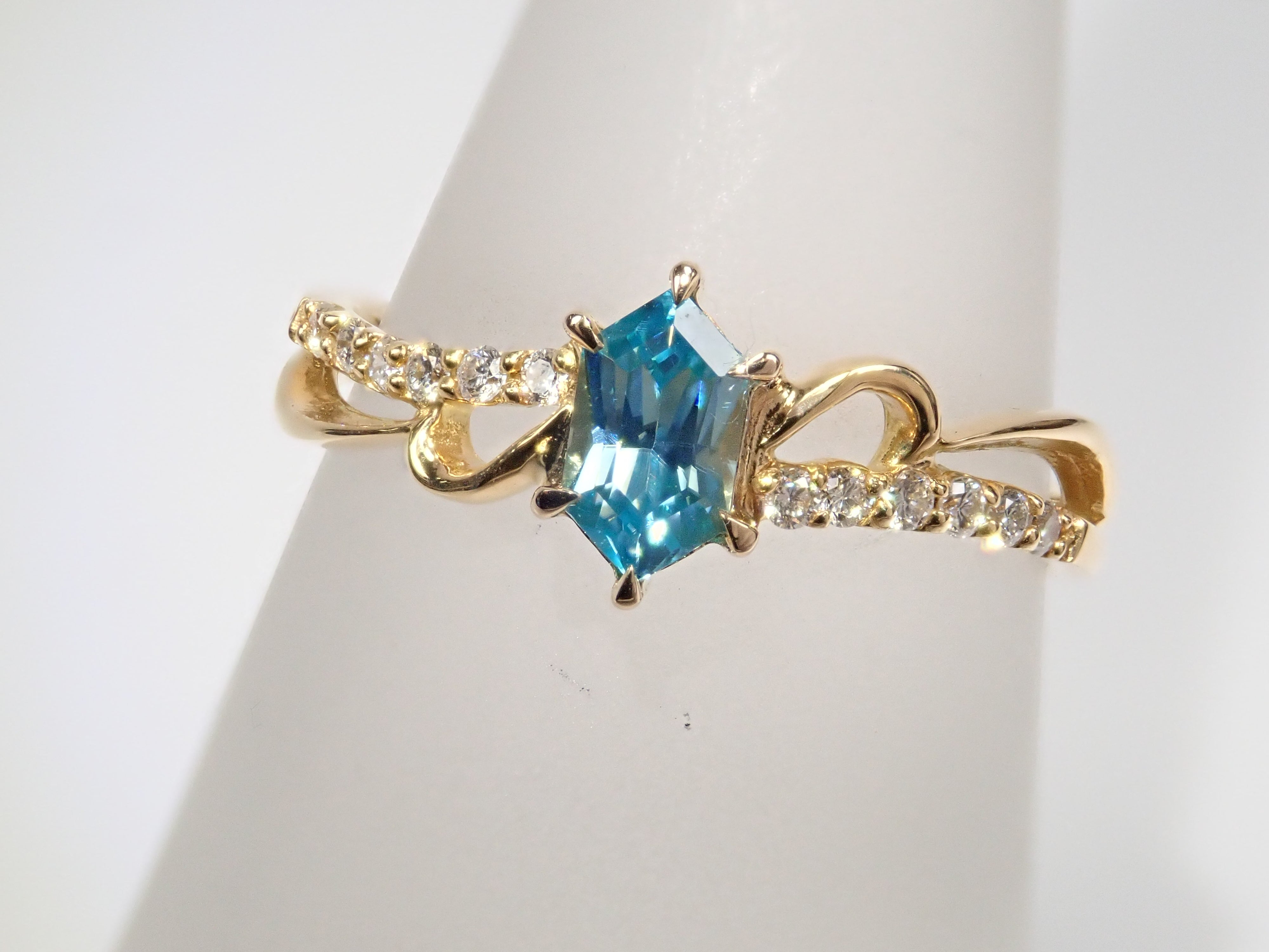 K18YGカンボジア産ブルージルコン0.51ct・ダイヤモンドリング