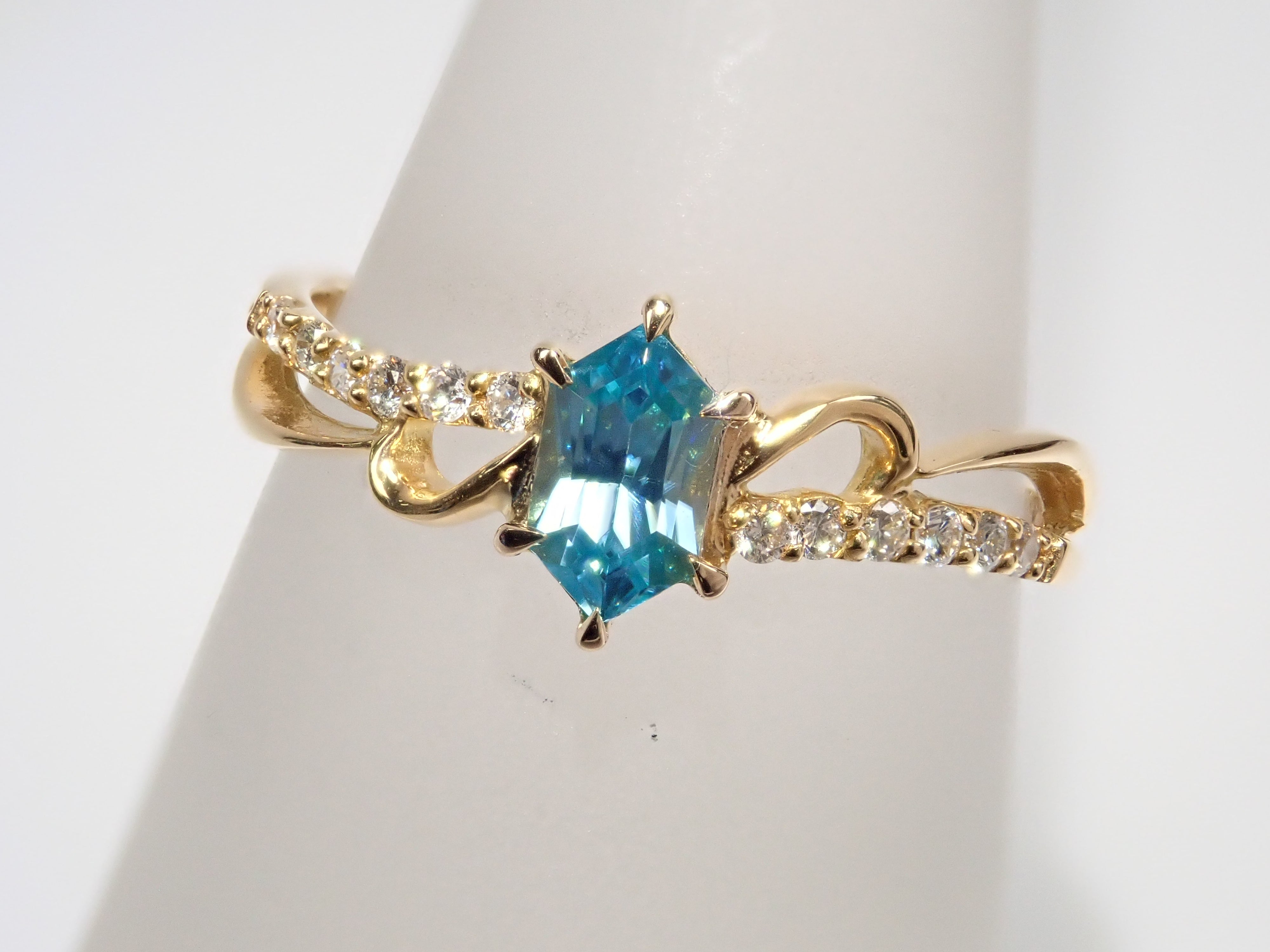 K18YGカンボジア産ブルージルコン0.51ct・ダイヤモンドリング