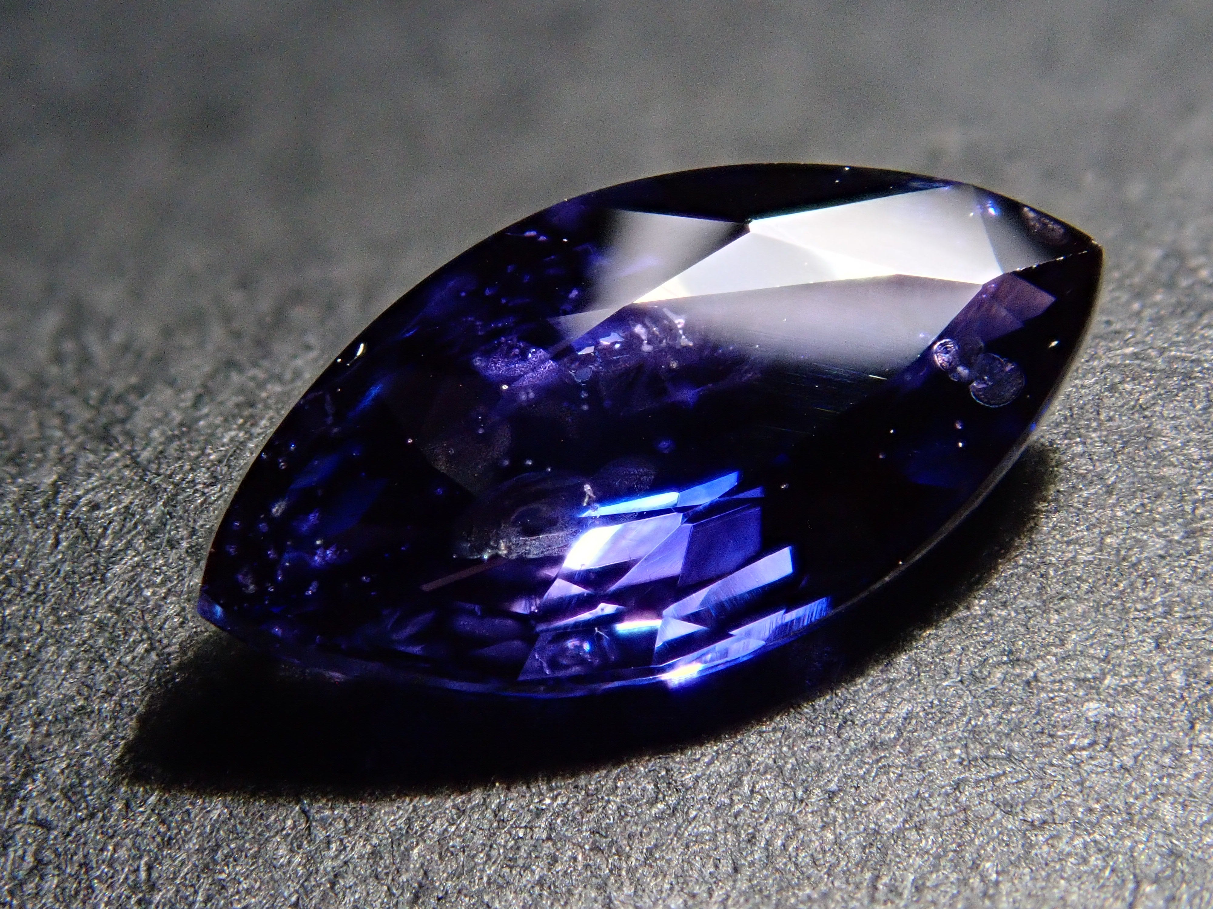 【1/11 22時販売】タンザニア産ヴァイオレットサファイア 0.920ctルース