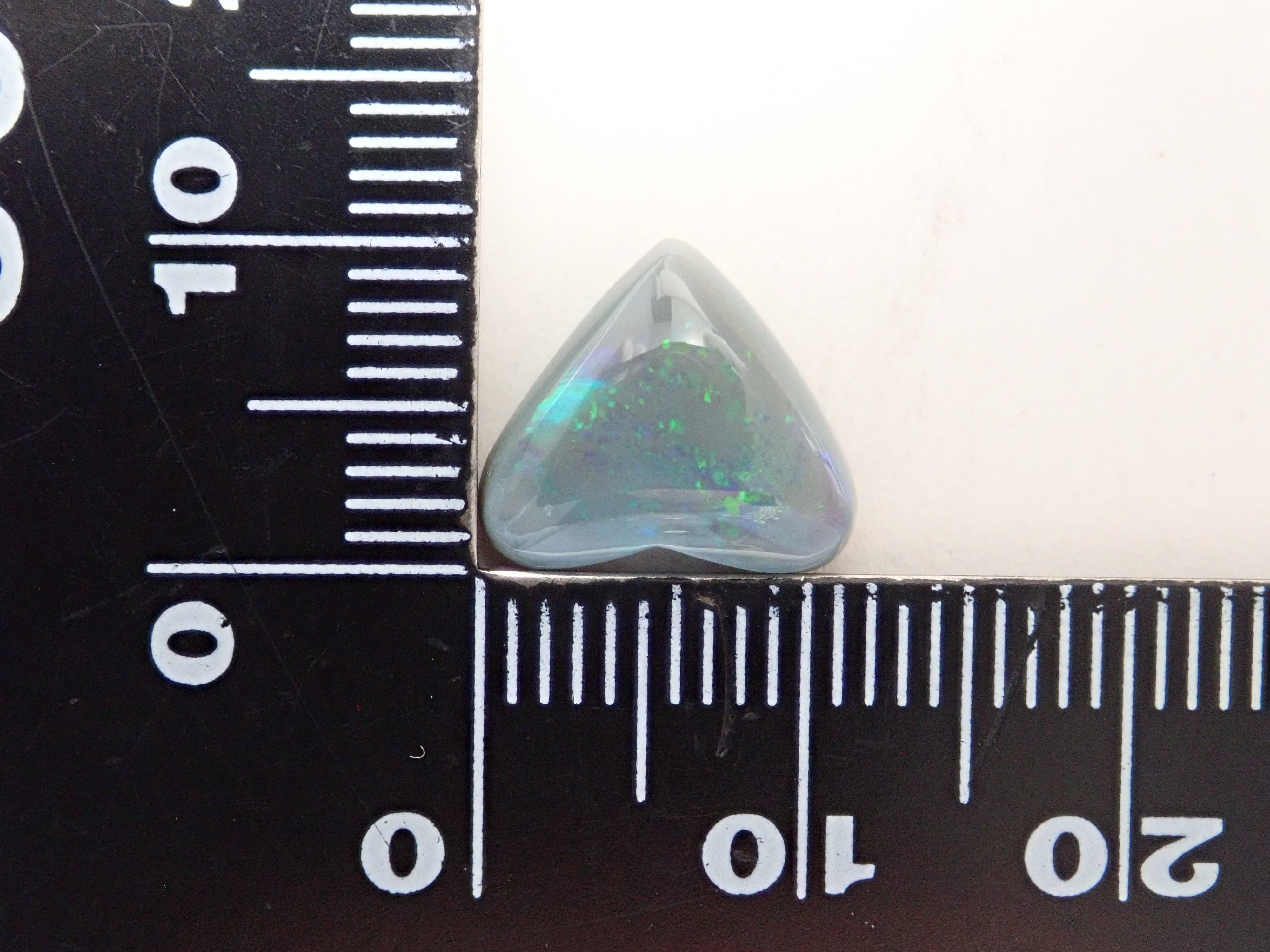 【1/11 22時販売】オーストラリア産ブラックオパール 2.275ctルース(両面タイプ)