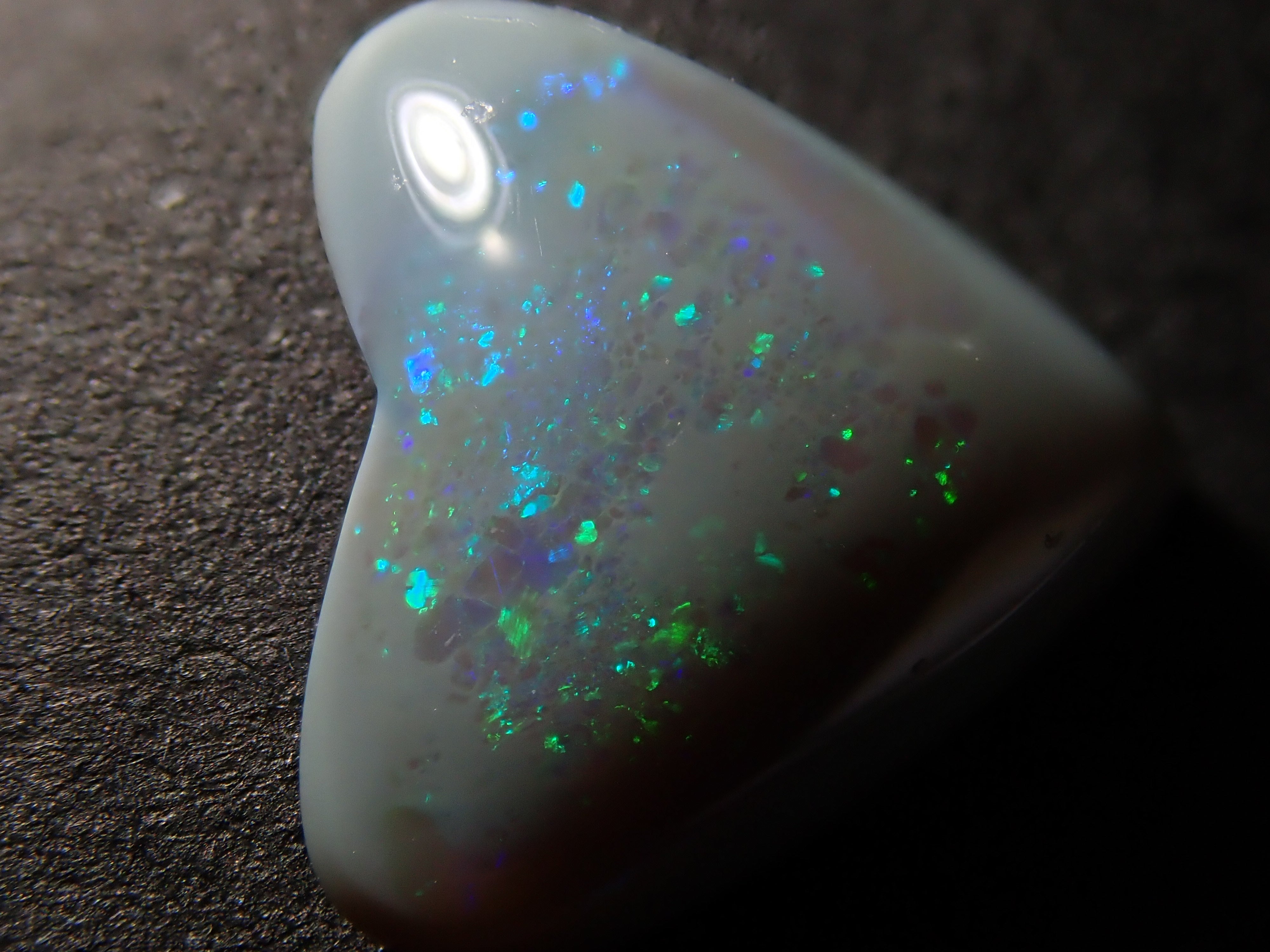 【1/11 22時販売】オーストラリア産ブラックオパール 2.275ctルース(両面タイプ)