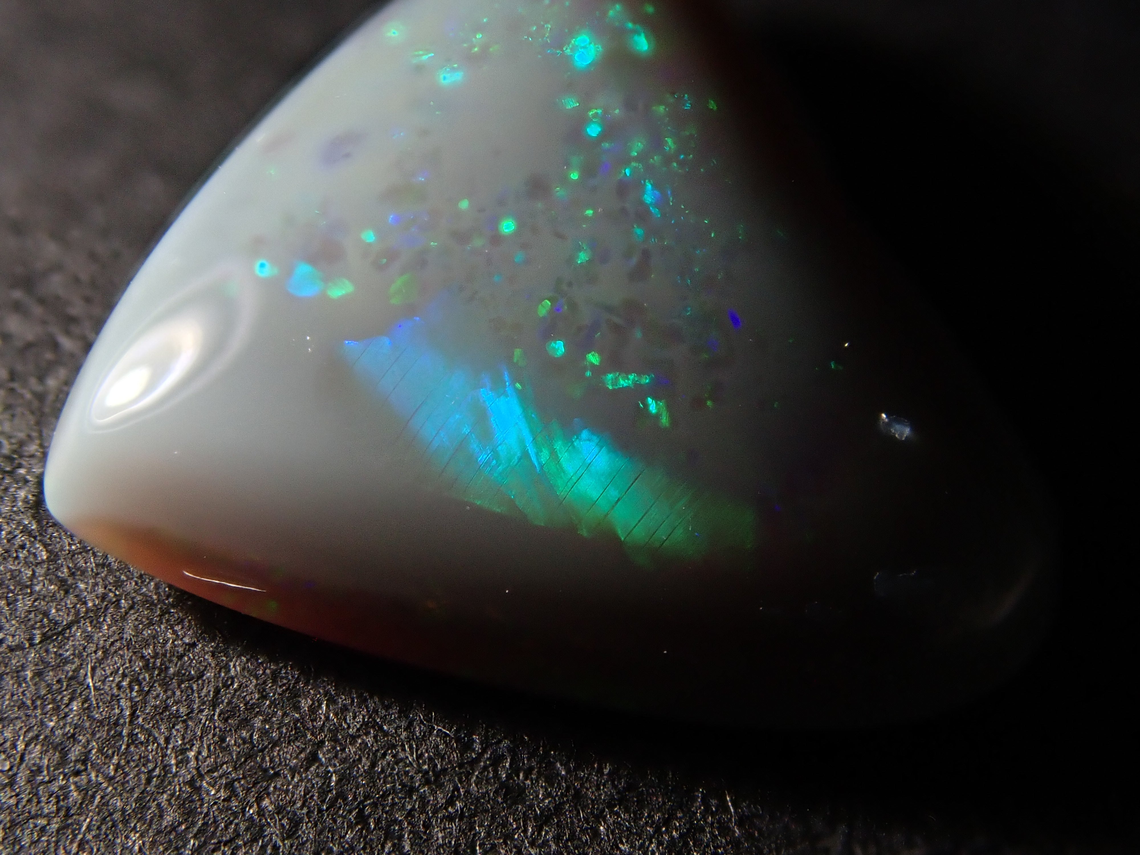 【1/11 22時販売】オーストラリア産ブラックオパール 2.275ctルース(両面タイプ)