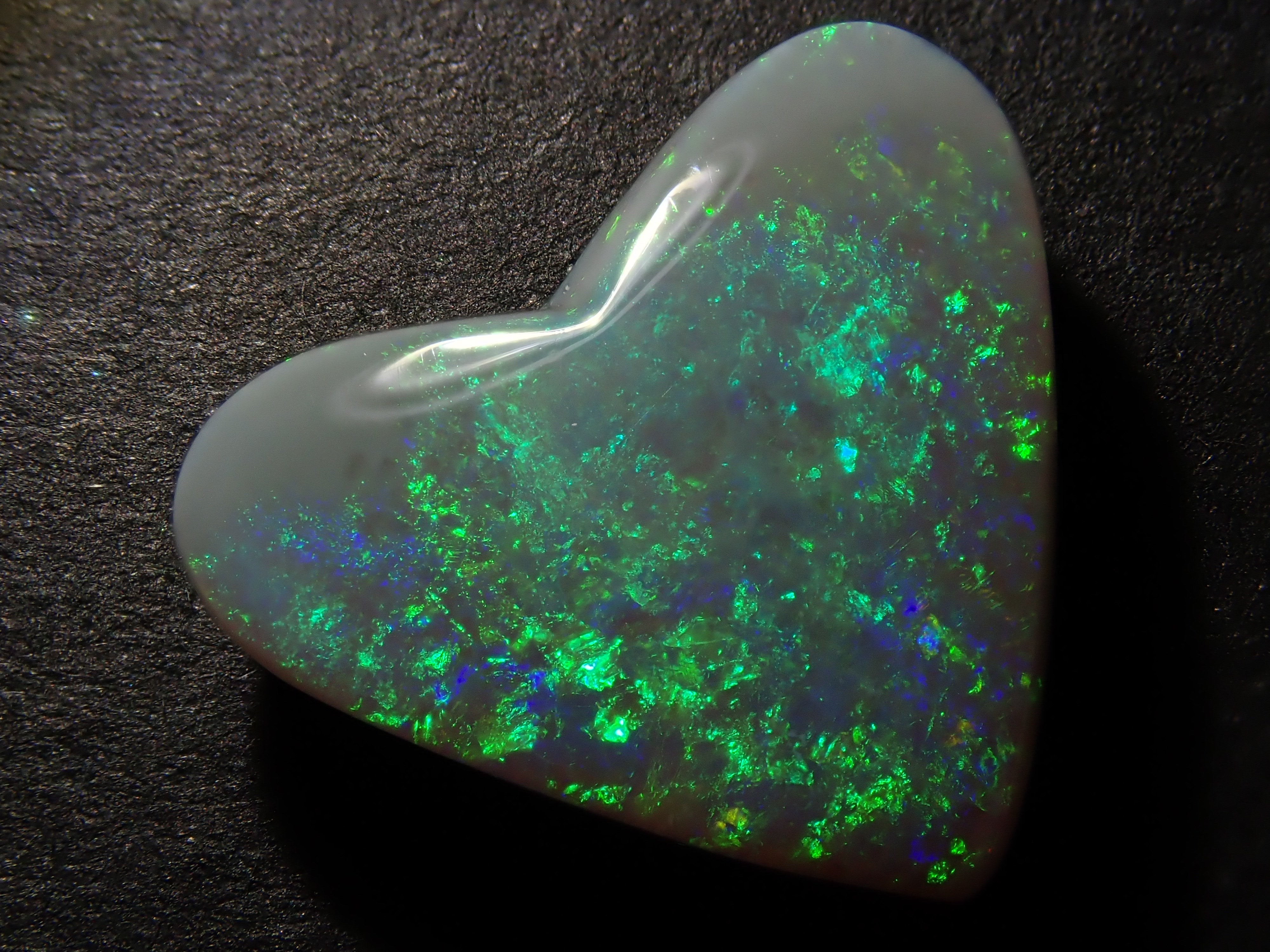 【1/11 22時販売】オーストラリア産ブラックオパール 2.275ctルース(両面タイプ)