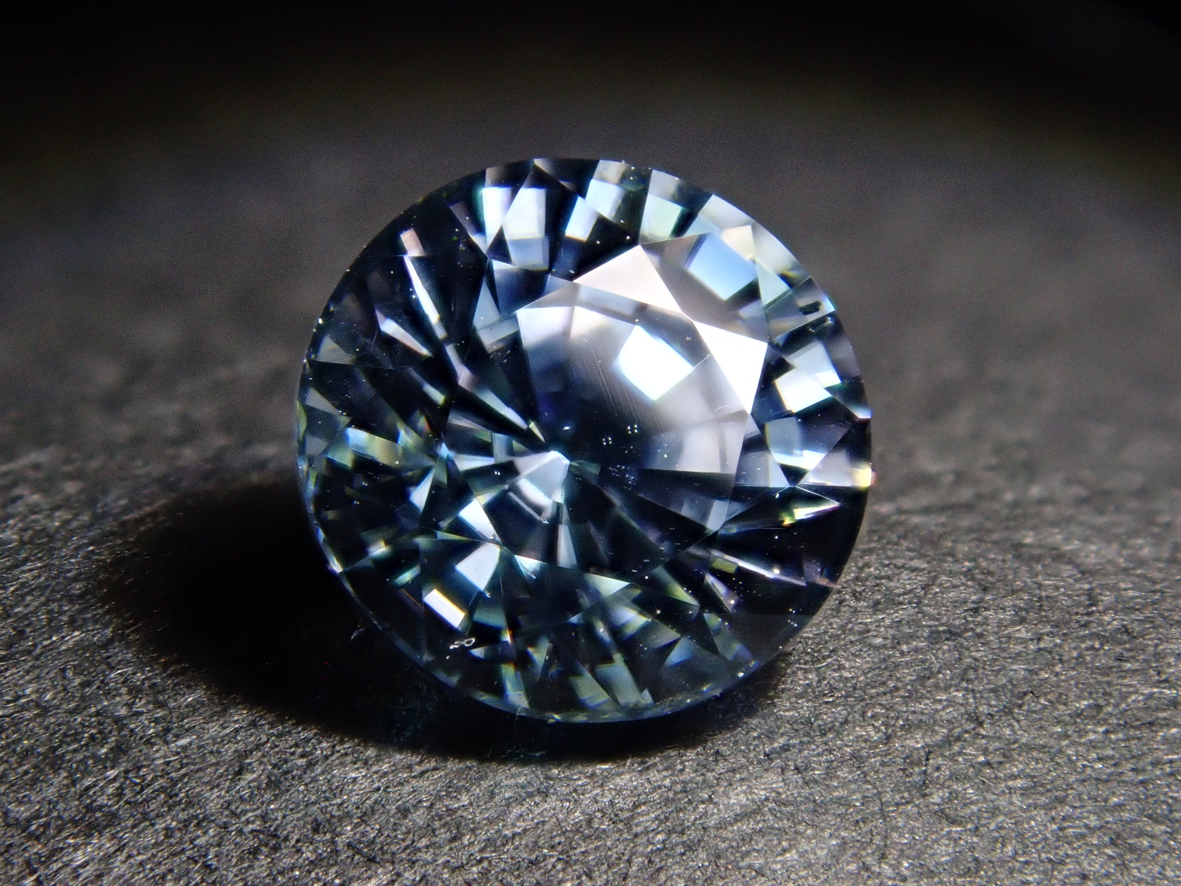 【1/11 22時販売】ミャンマー産カラーチェンジジルコン 5.3mm/1.043ctルース