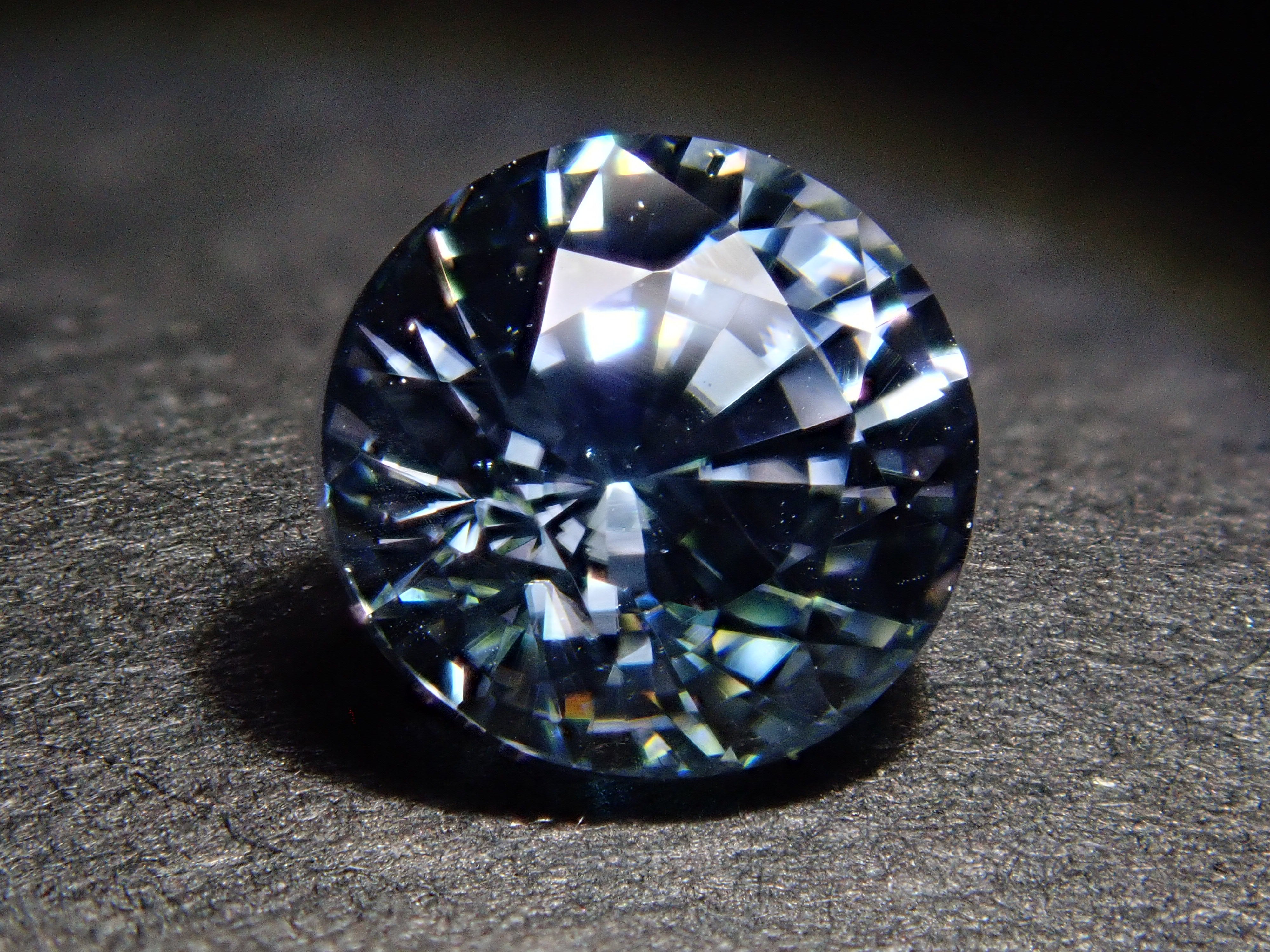 【1/11 22時販売】ミャンマー産カラーチェンジジルコン 5.3mm/1.043ctルース