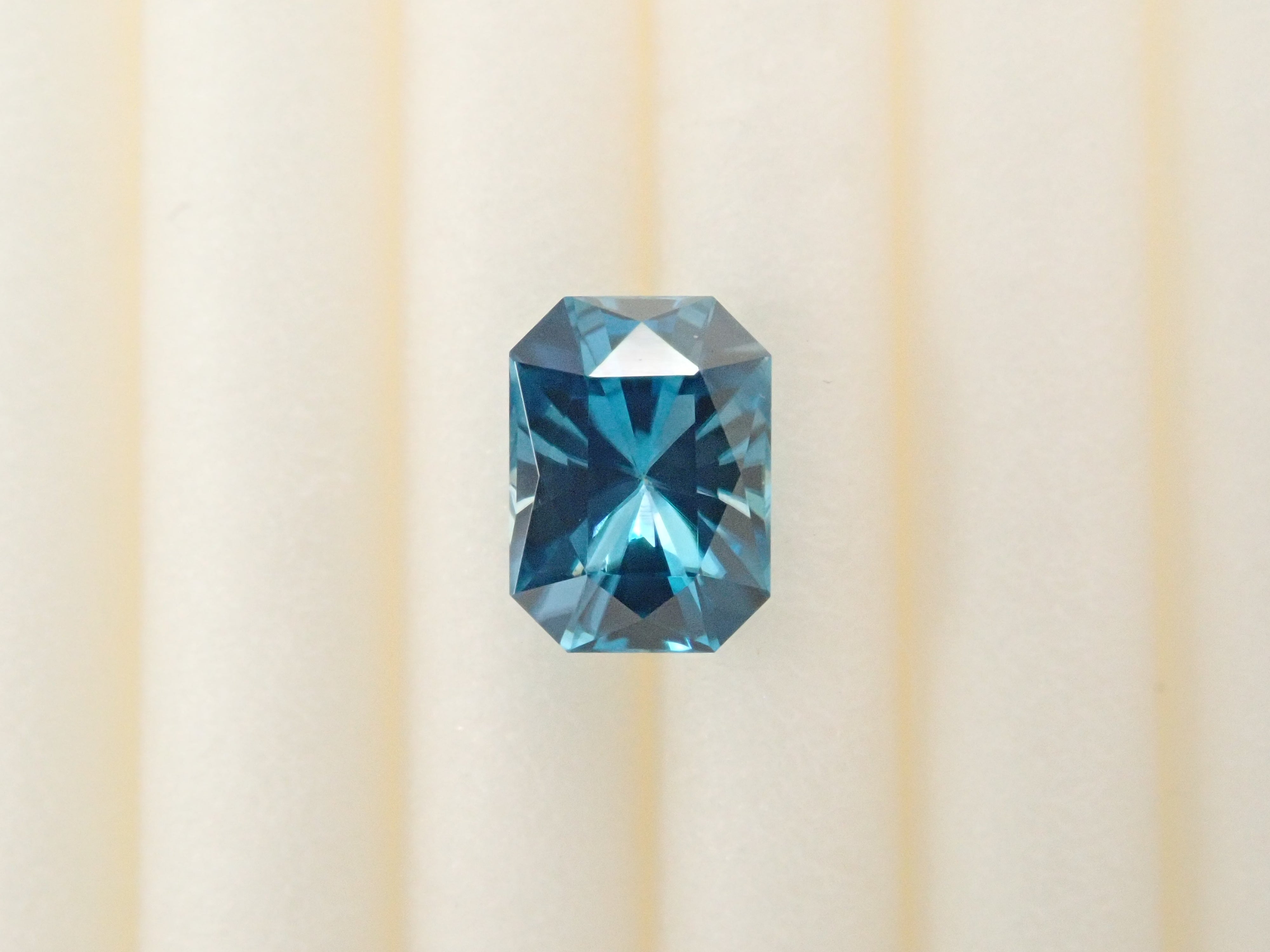 【1/11 22時販売】カンボジア産ブルージルコン(ラタナキリブルー) 0.674ctルース