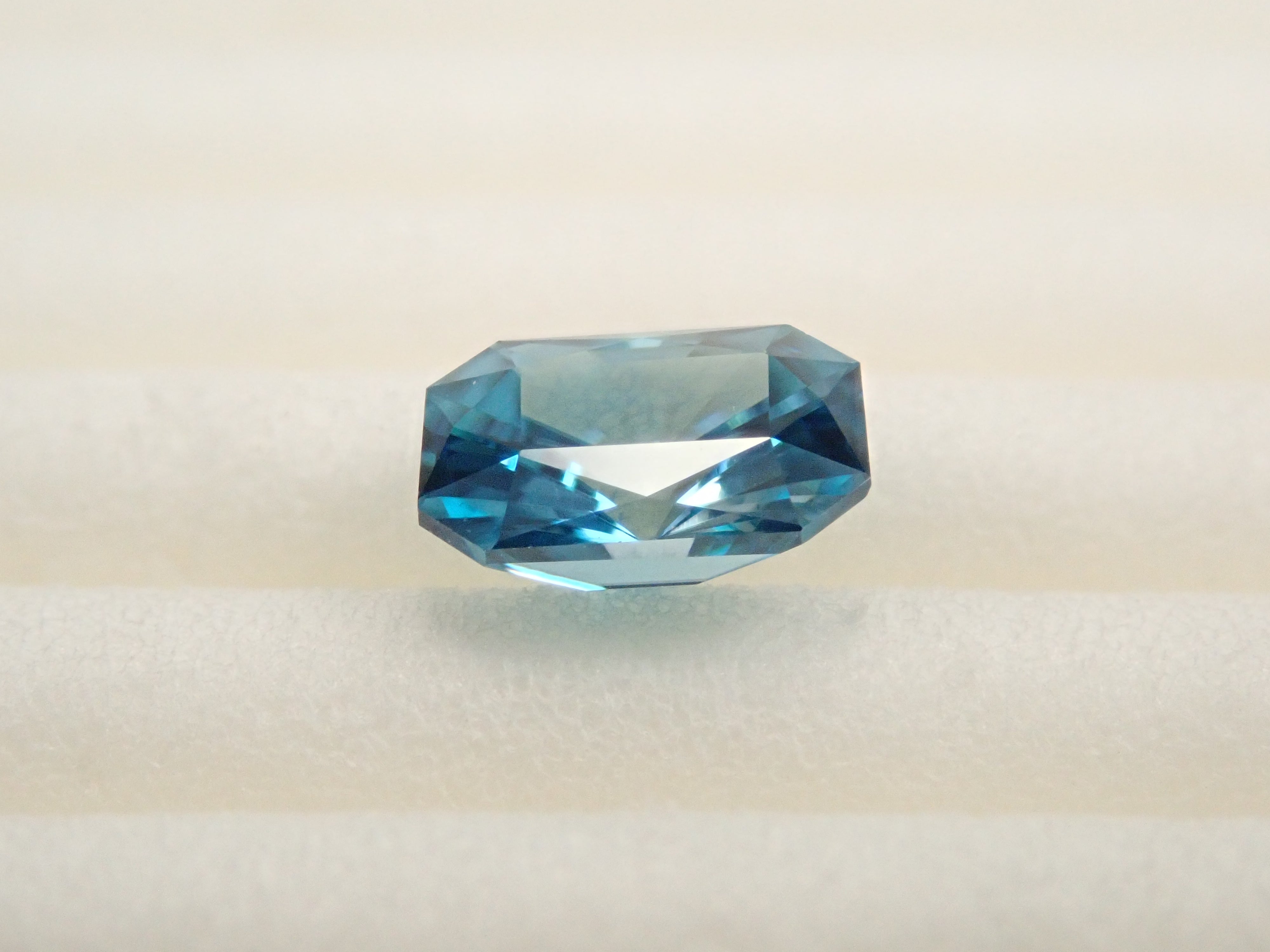 【1/11 22時販売】カンボジア産ブルージルコン(ラタナキリブルー) 0.674ctルース