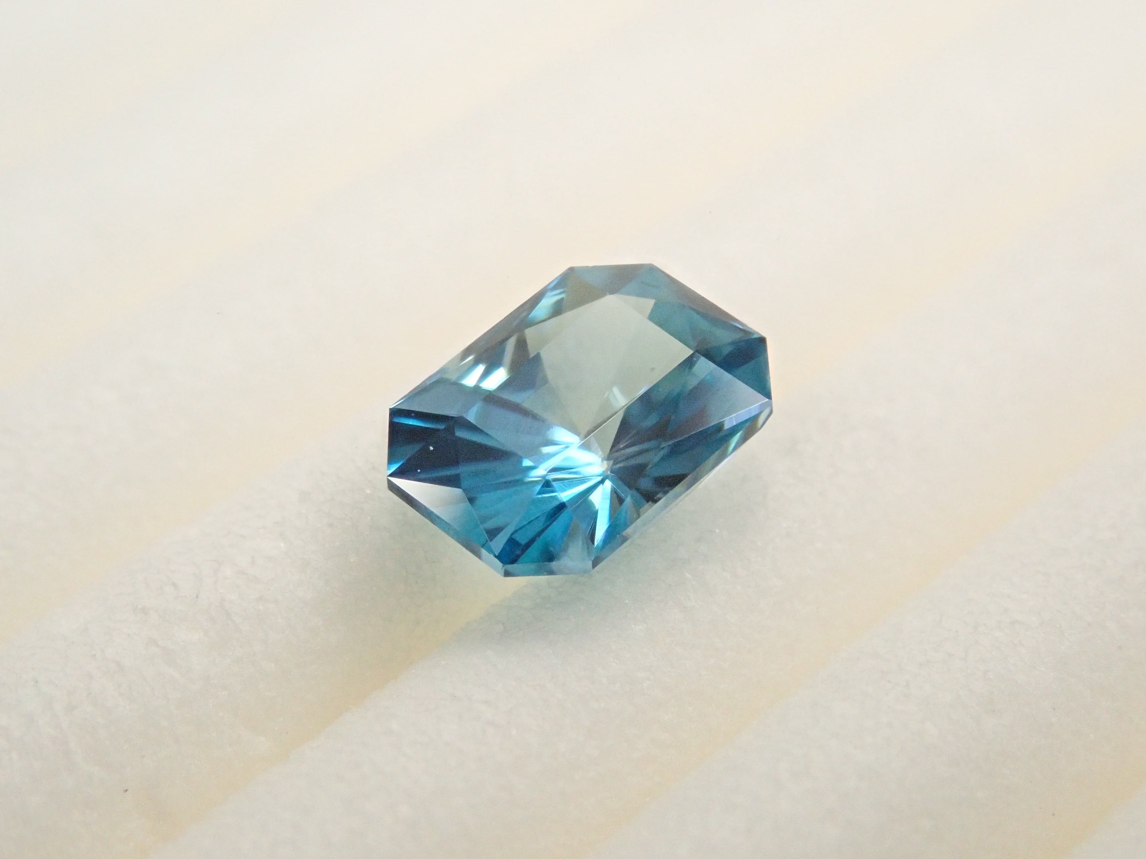 【1/11 22時販売】カンボジア産ブルージルコン(ラタナキリブルー) 0.674ctルース