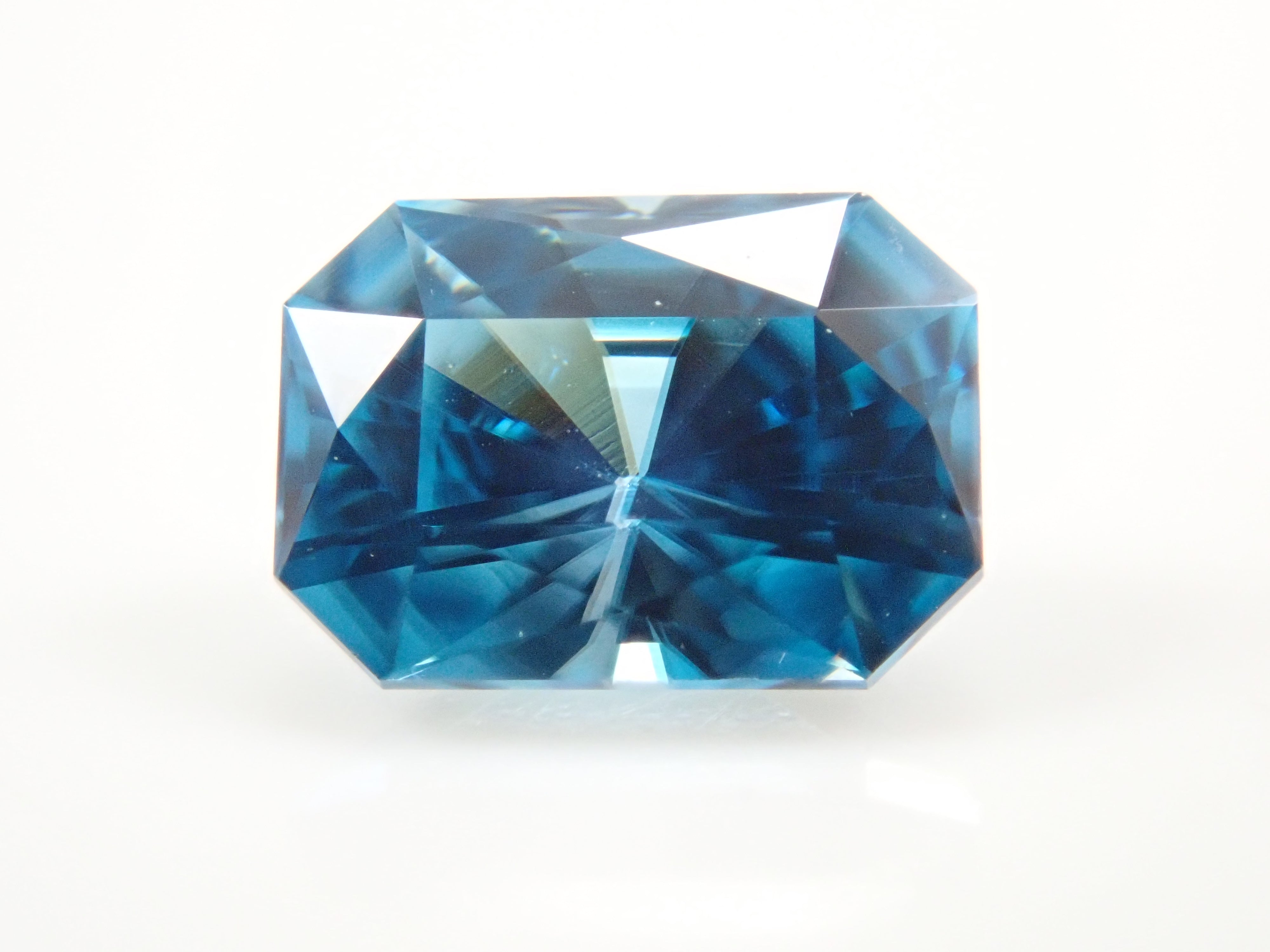 【1/11 22時販売】カンボジア産ブルージルコン(ラタナキリブルー) 0.674ctルース