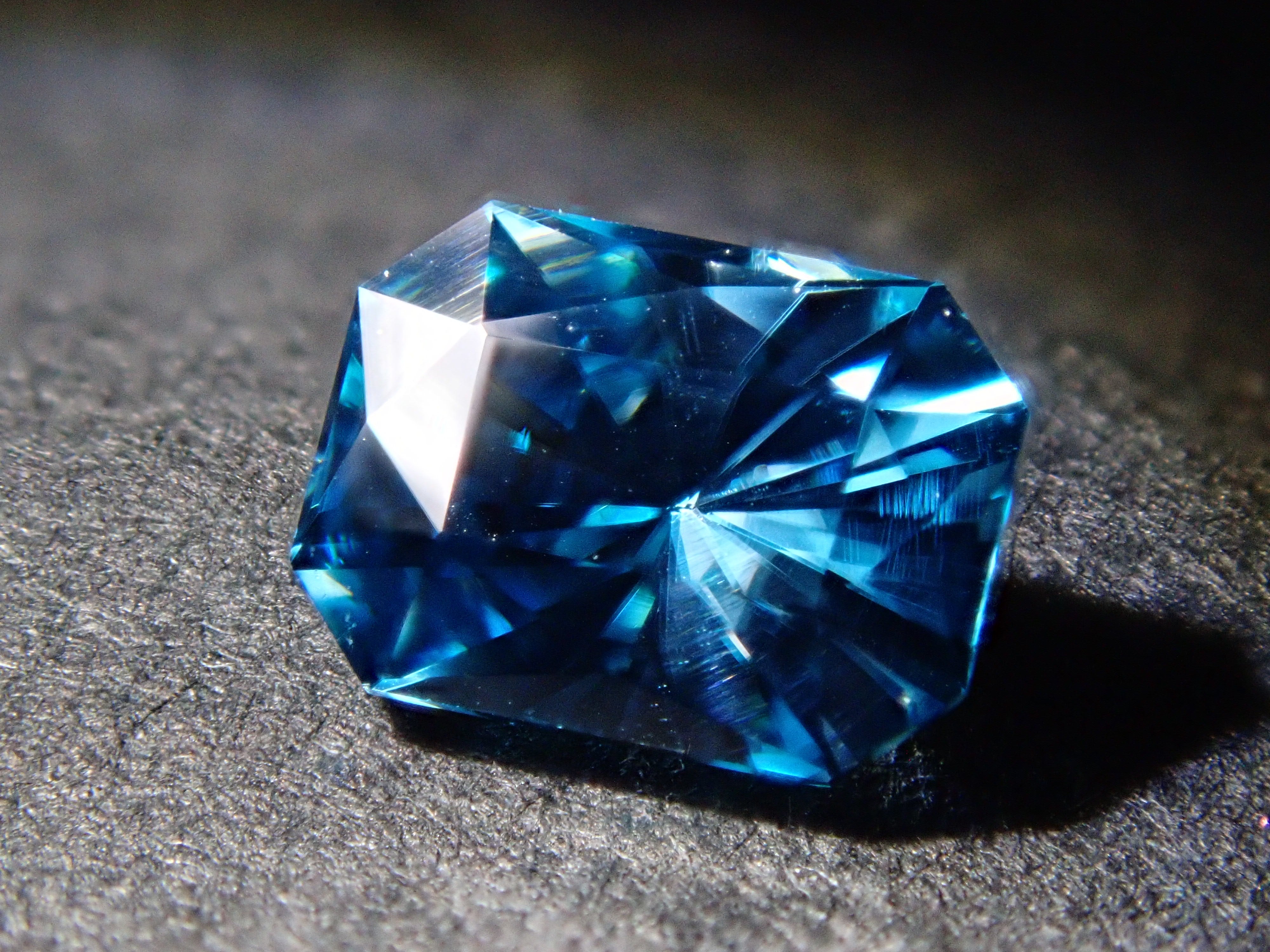 【1/11 22時販売】カンボジア産ブルージルコン(ラタナキリブルー) 0.674ctルース