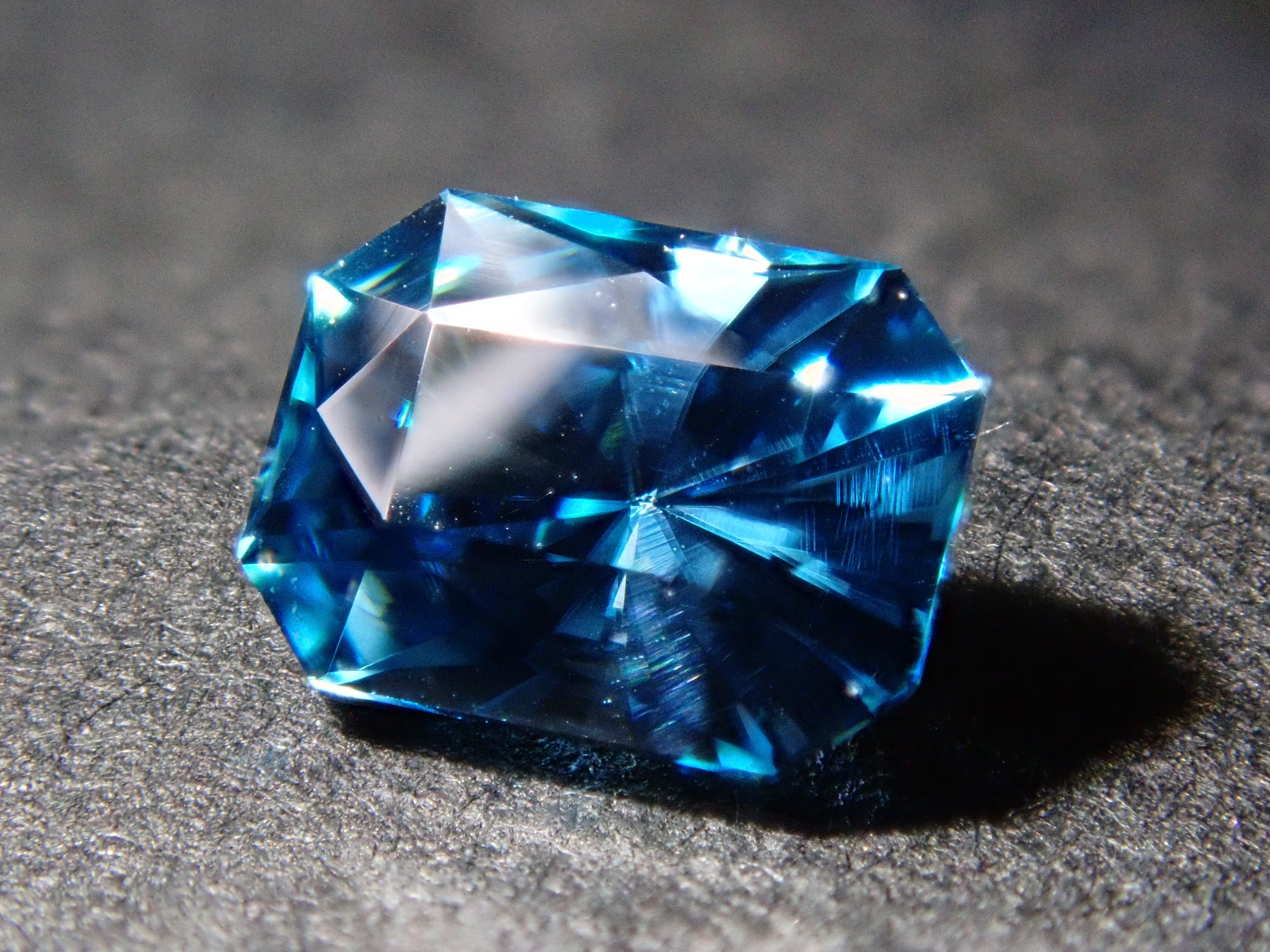 【1/11 22時販売】カンボジア産ブルージルコン(ラタナキリブルー) 0.674ctルース