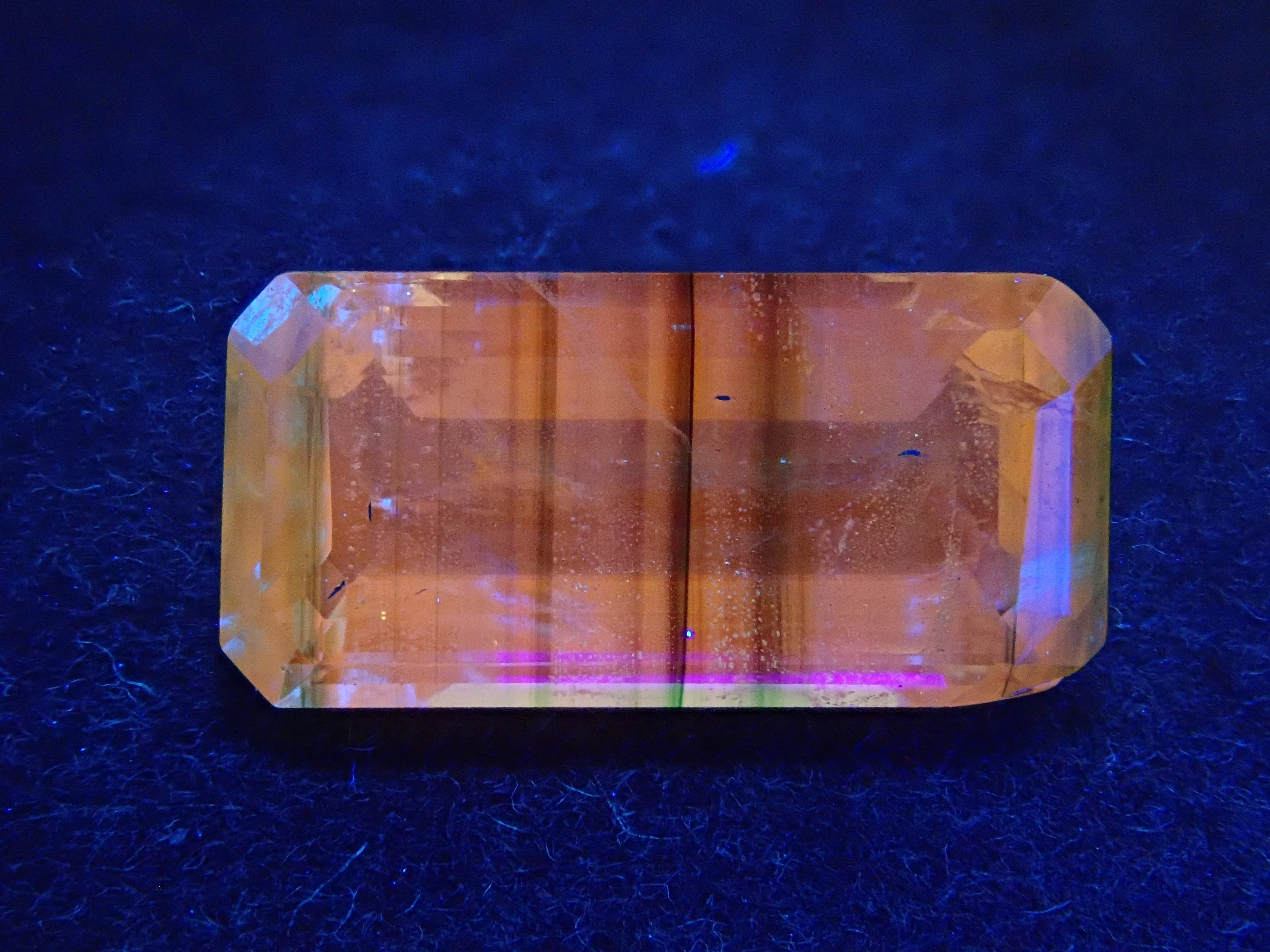 【1月18日晚間10點開售】坦尚尼亞雙色鈣鋁榴石 2.997克拉 散裝