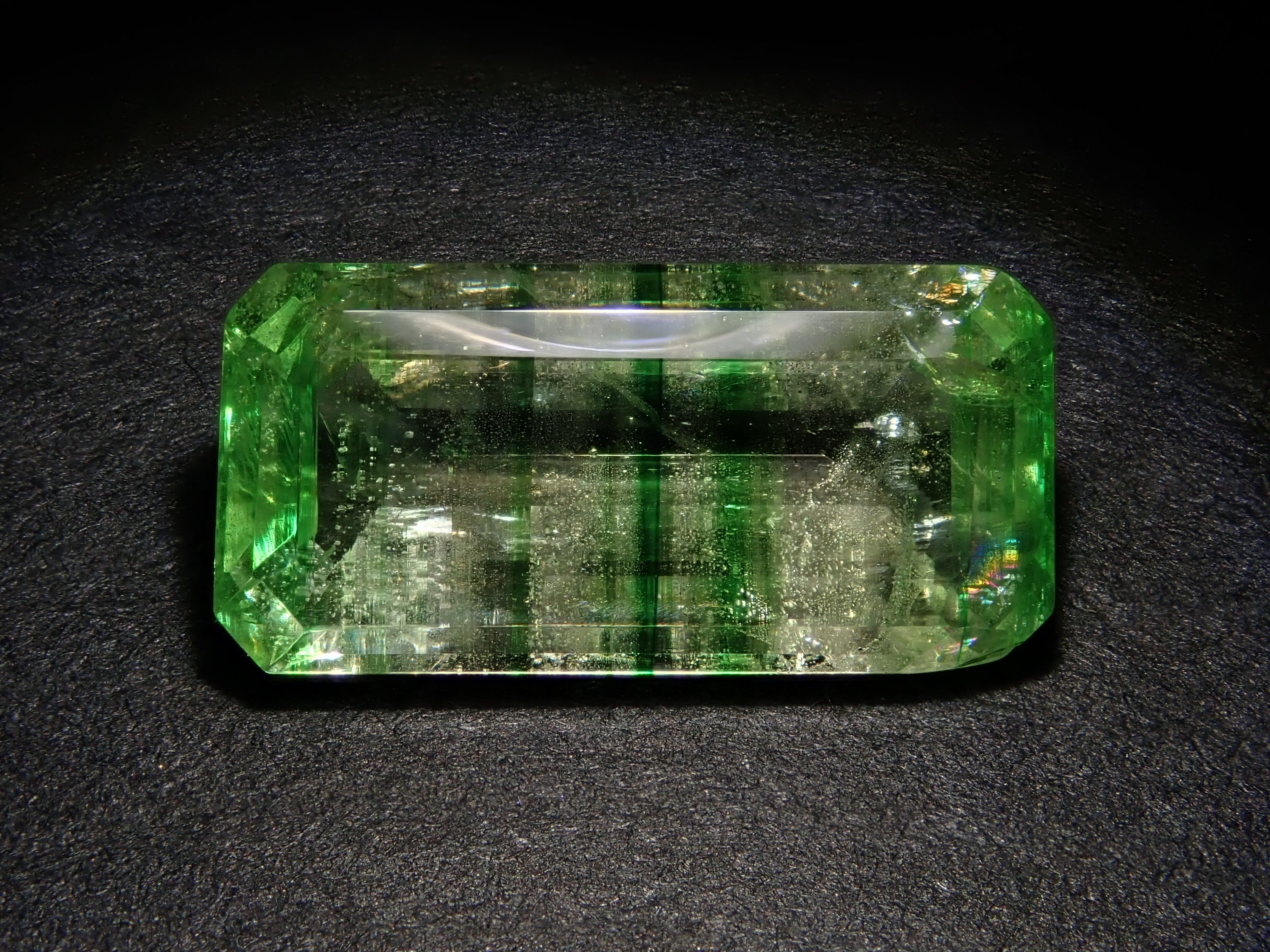 【1月18日晚間10點開售】坦尚尼亞雙色鈣鋁榴石 2.997克拉 散裝