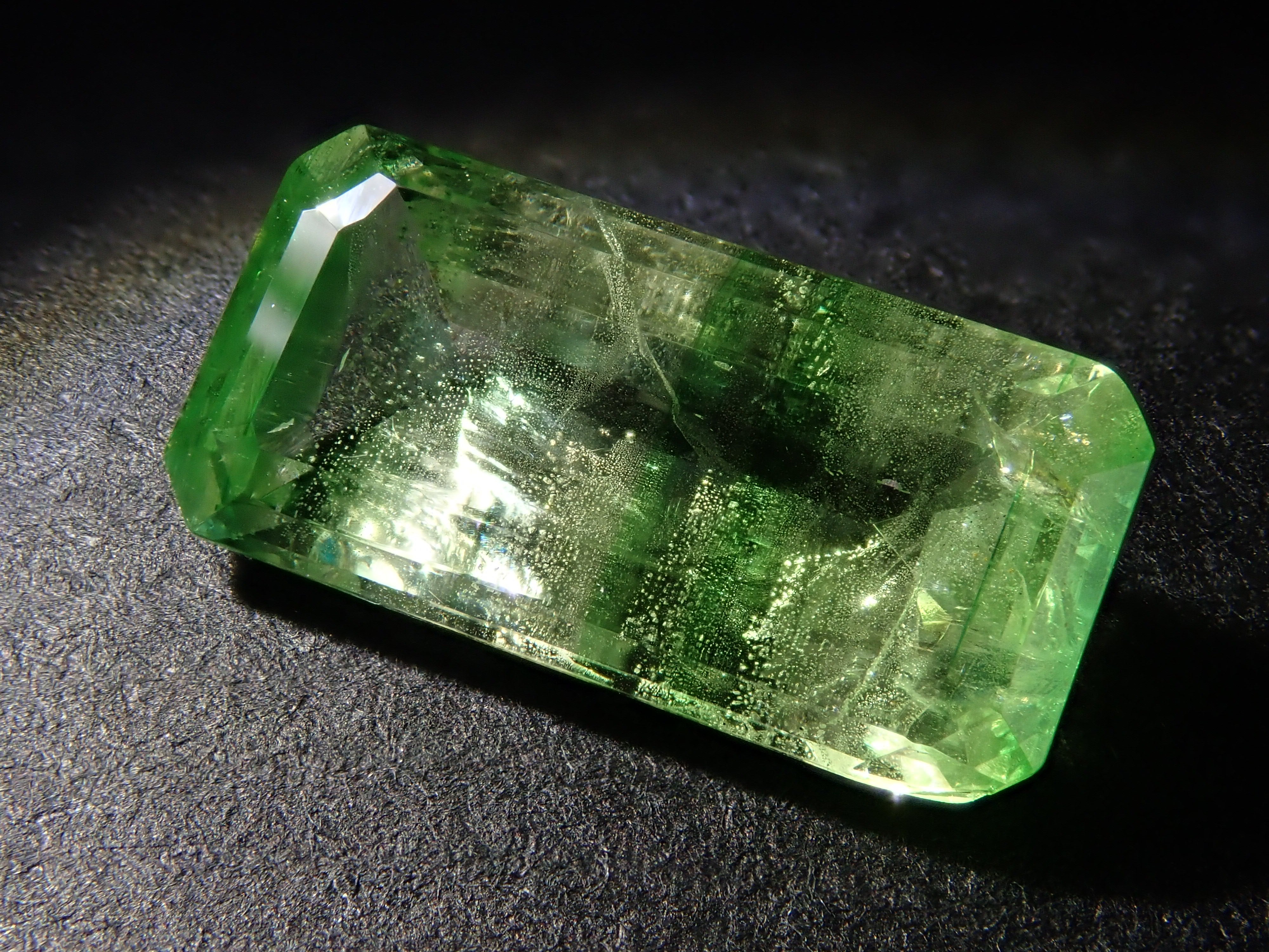 【1月18日晚間10點開售】坦尚尼亞雙色鈣鋁榴石 2.997克拉 散裝