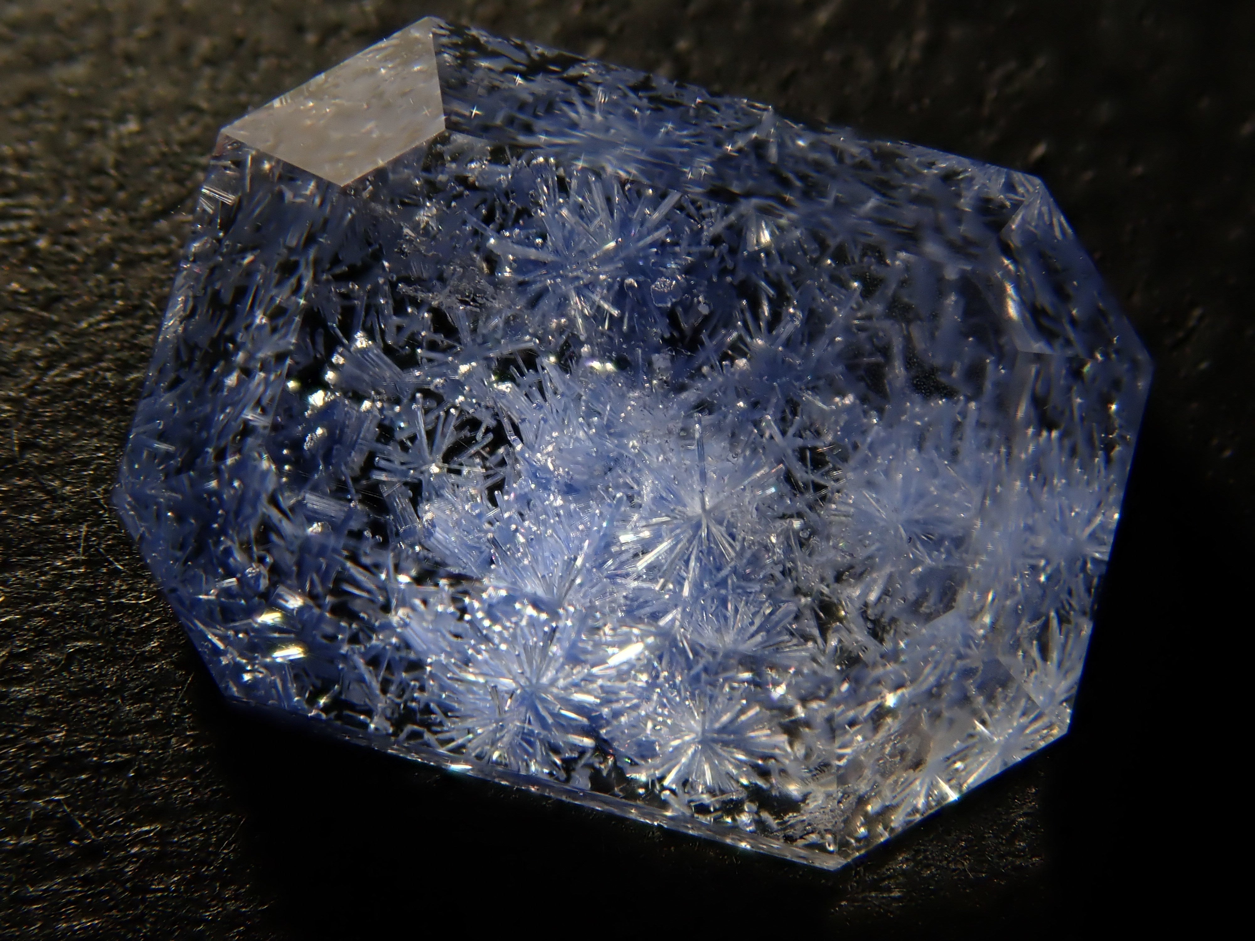 【1月18日晚間10點開賣】巴西石英包覆杜莫特石,1.736克拉裸石