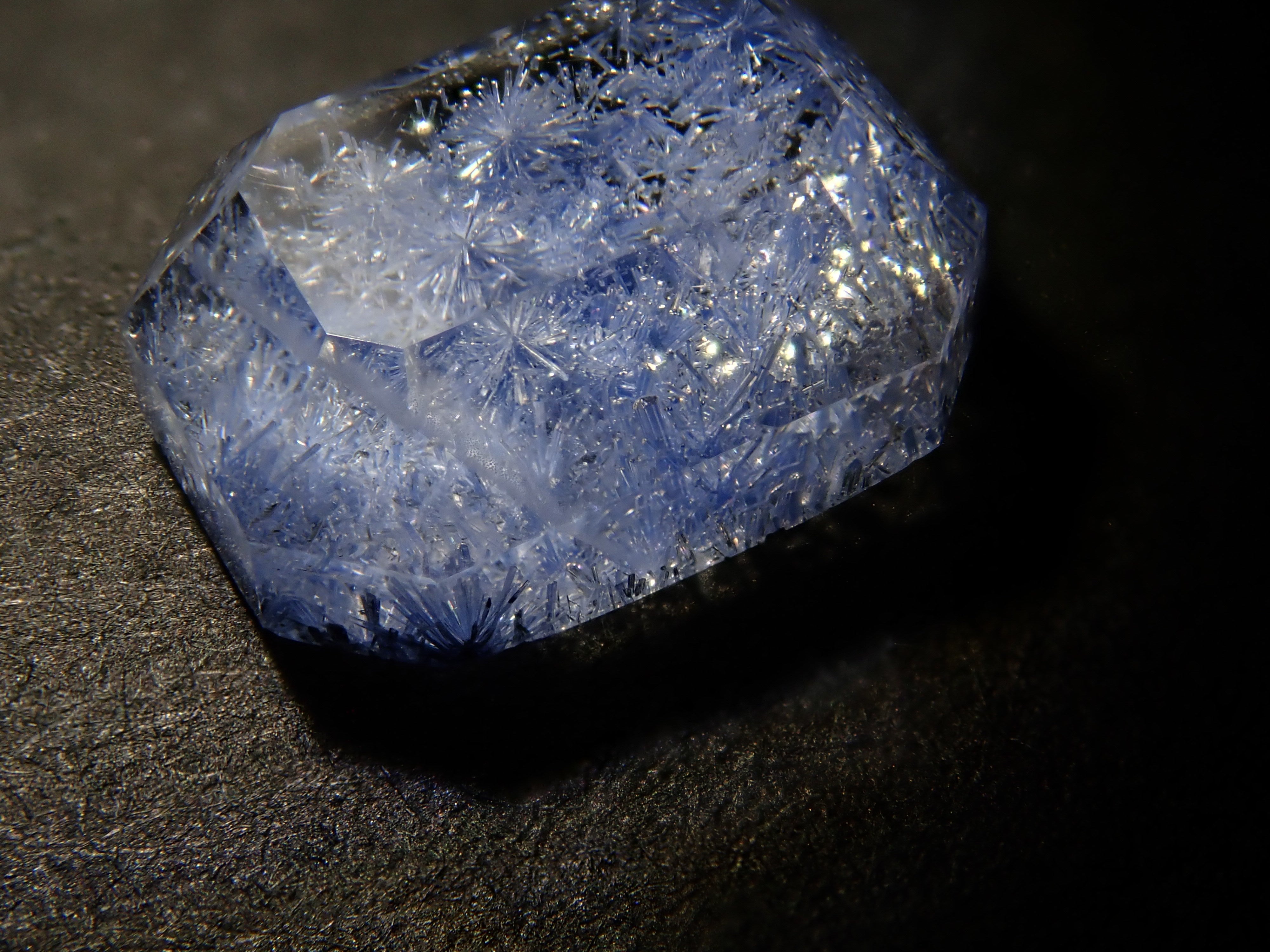 【1月18日晚間10點開賣】巴西石英包覆杜莫特石,1.736克拉裸石