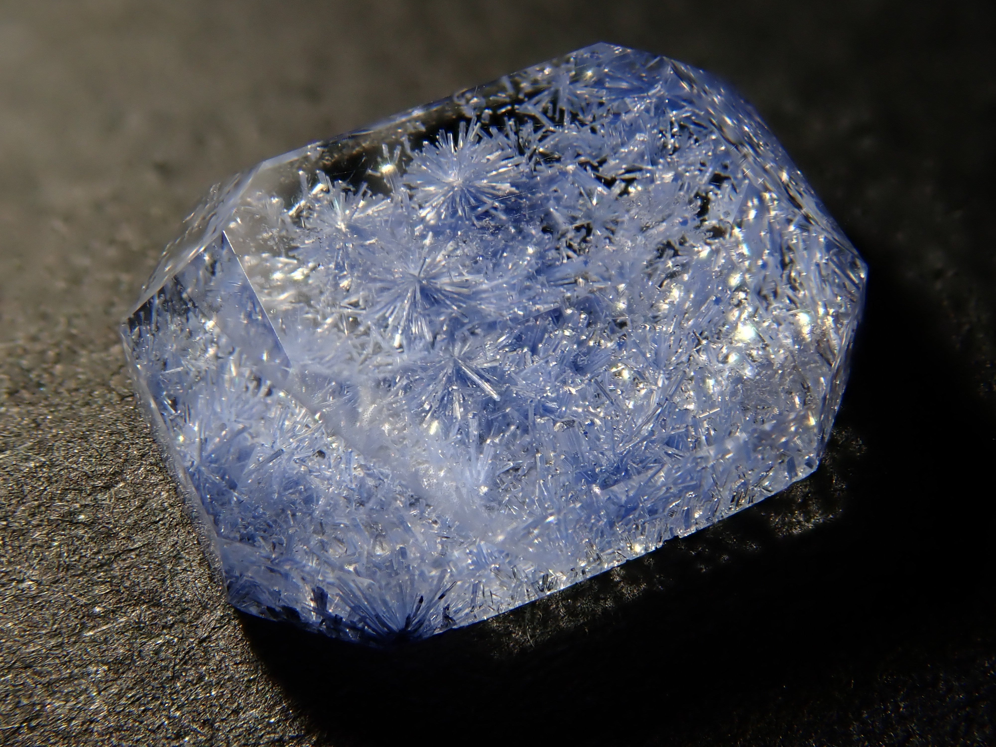 【1月18日晚間10點開賣】巴西石英包覆杜莫特石,1.736克拉裸石