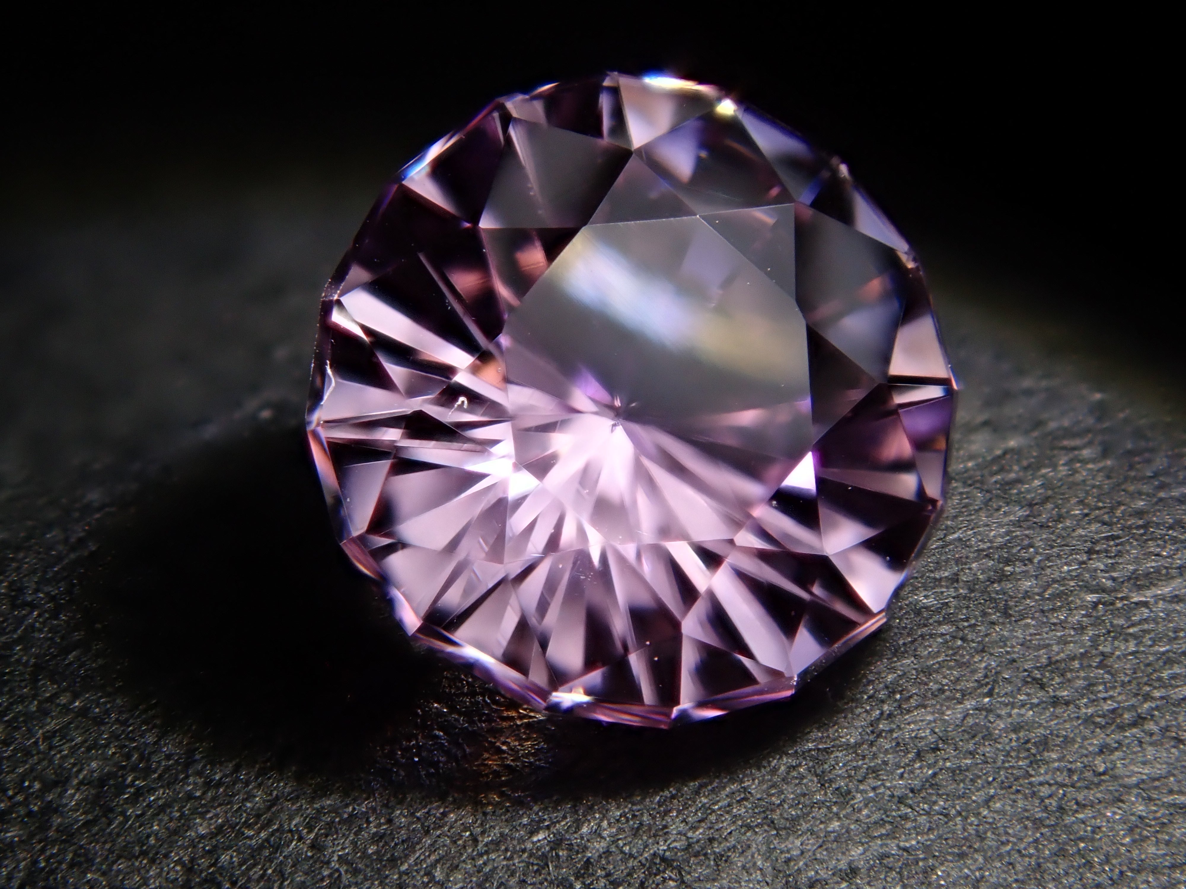 【1月18日晚間10點開賣】阿富汗產紫鋰輝石,5.6毫米/0.897克拉裸石