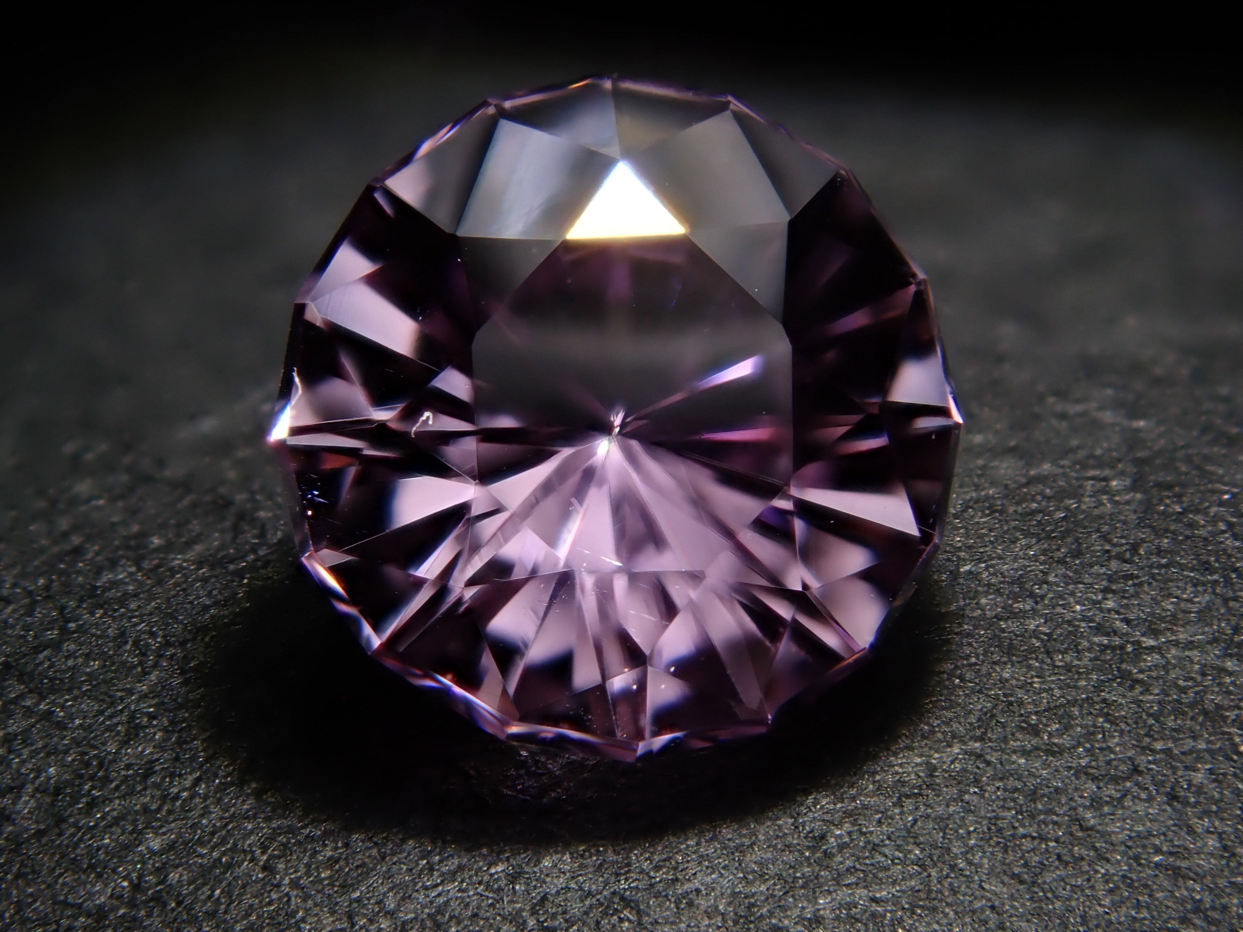 【1月18日晚間10點開賣】阿富汗產紫鋰輝石,5.6毫米/0.897克拉裸石