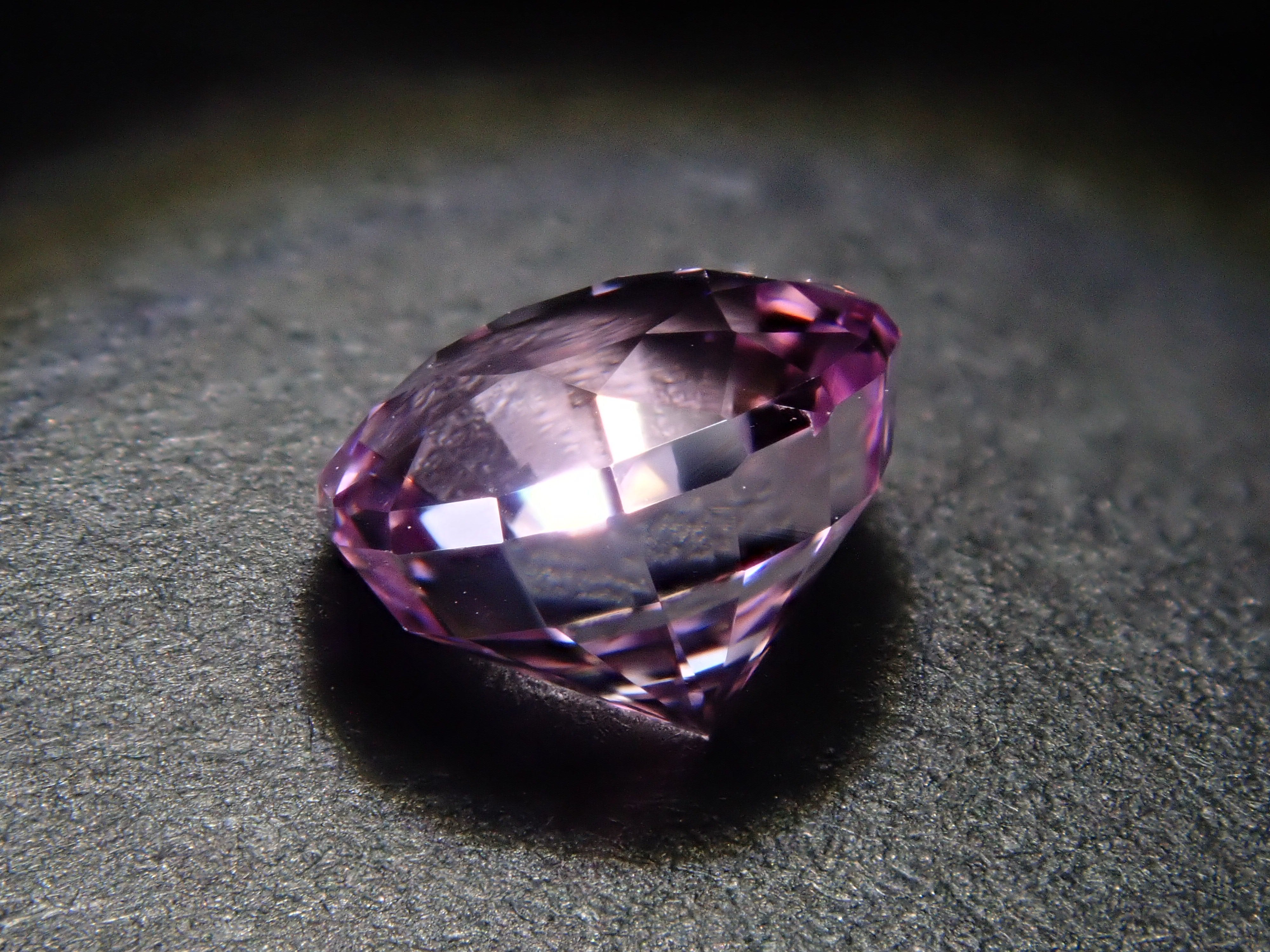 【1月18日晚間10點開賣】阿富汗產紫鋰輝石,5.6毫米/0.897克拉裸石