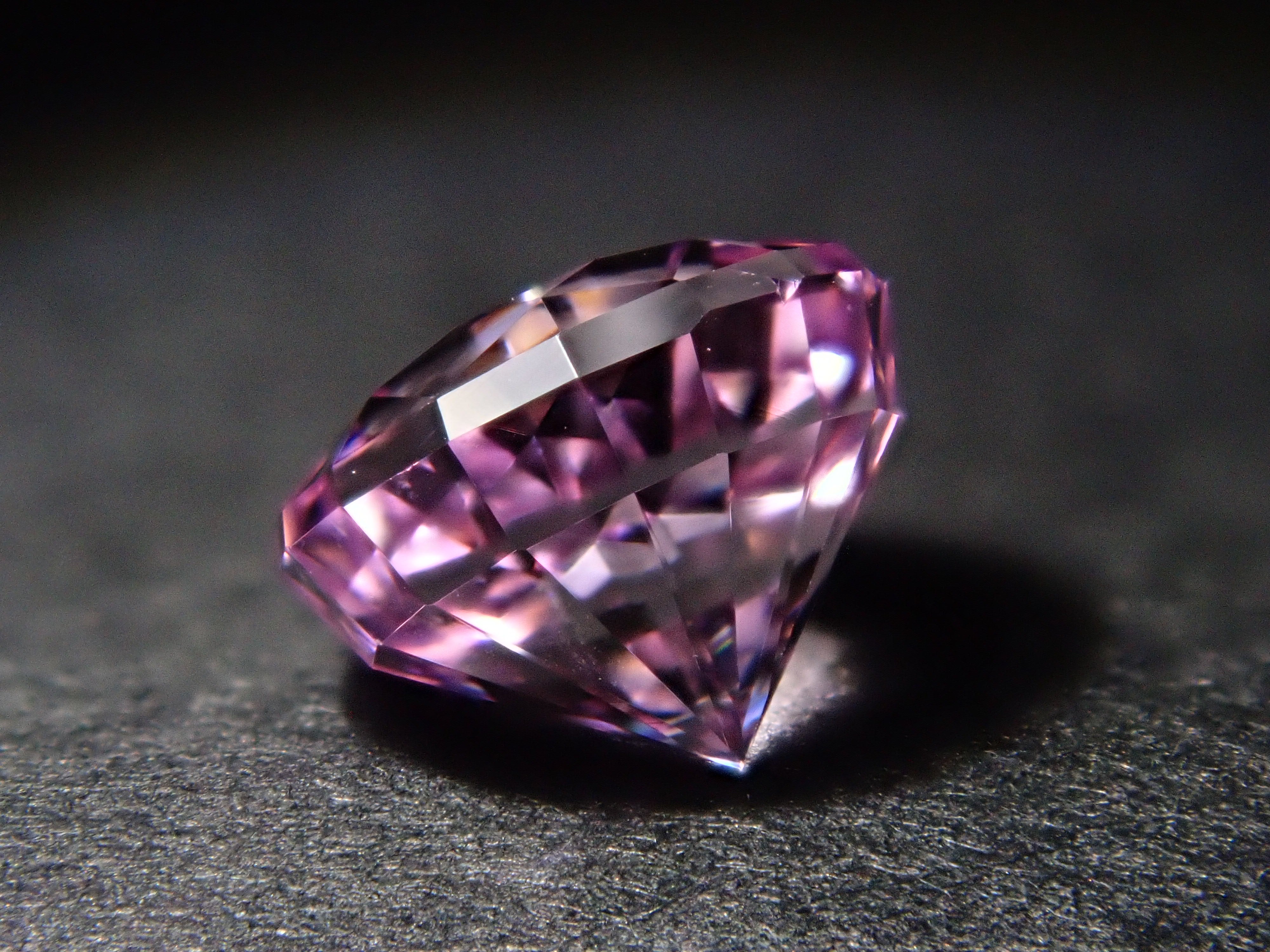 【1月18日晚間10點開賣】阿富汗產紫鋰輝石,5.6毫米/0.897克拉裸石