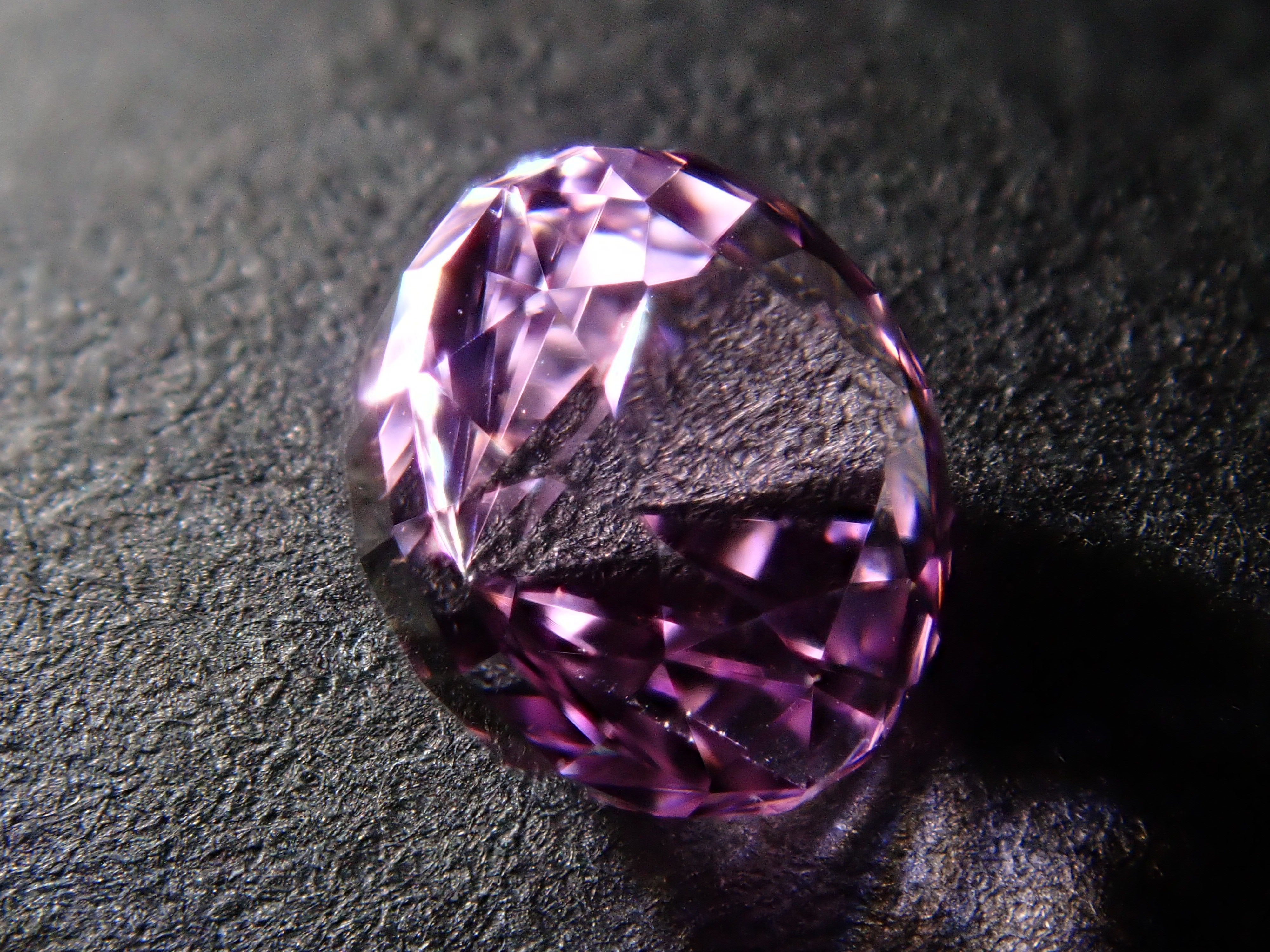 【1月18日晚間10點開賣】阿富汗產紫鋰輝石,5.6毫米/0.897克拉裸石