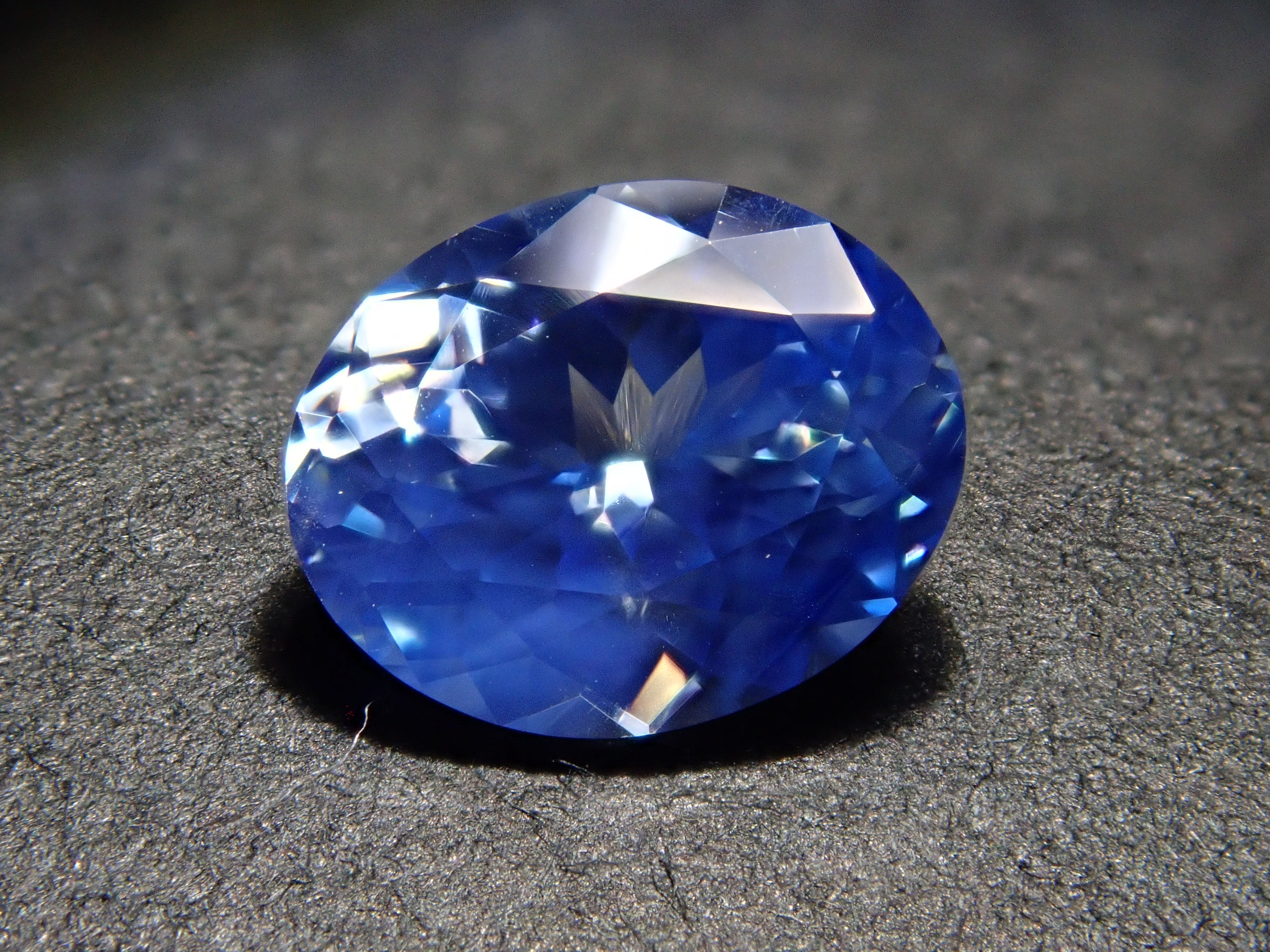 【1月20日晚間10點開賣】斯里蘭卡雙色藍寶石 0.607克拉 散裝