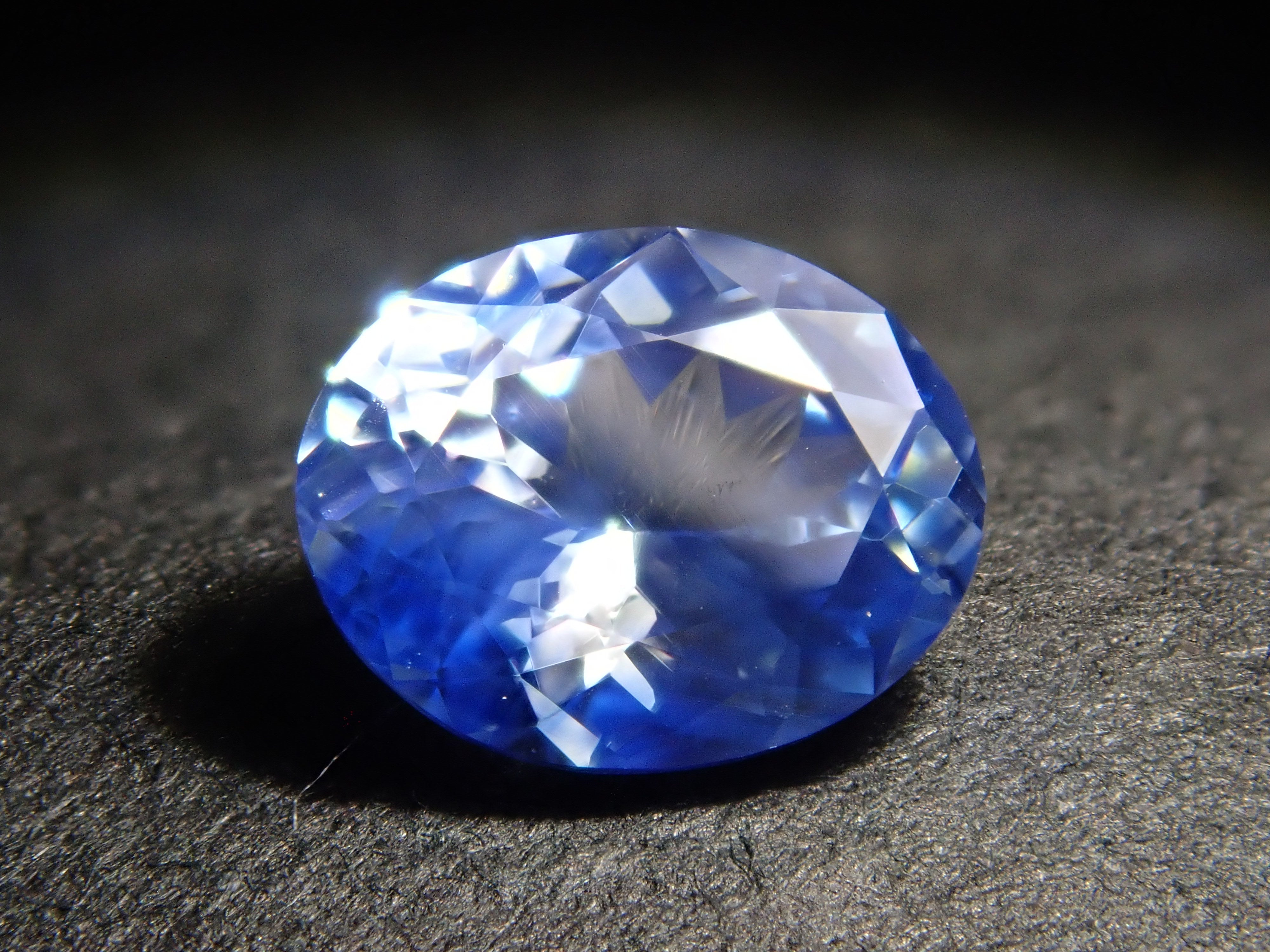 【1月20日晚間10點開賣】斯里蘭卡雙色藍寶石 0.607克拉 散裝