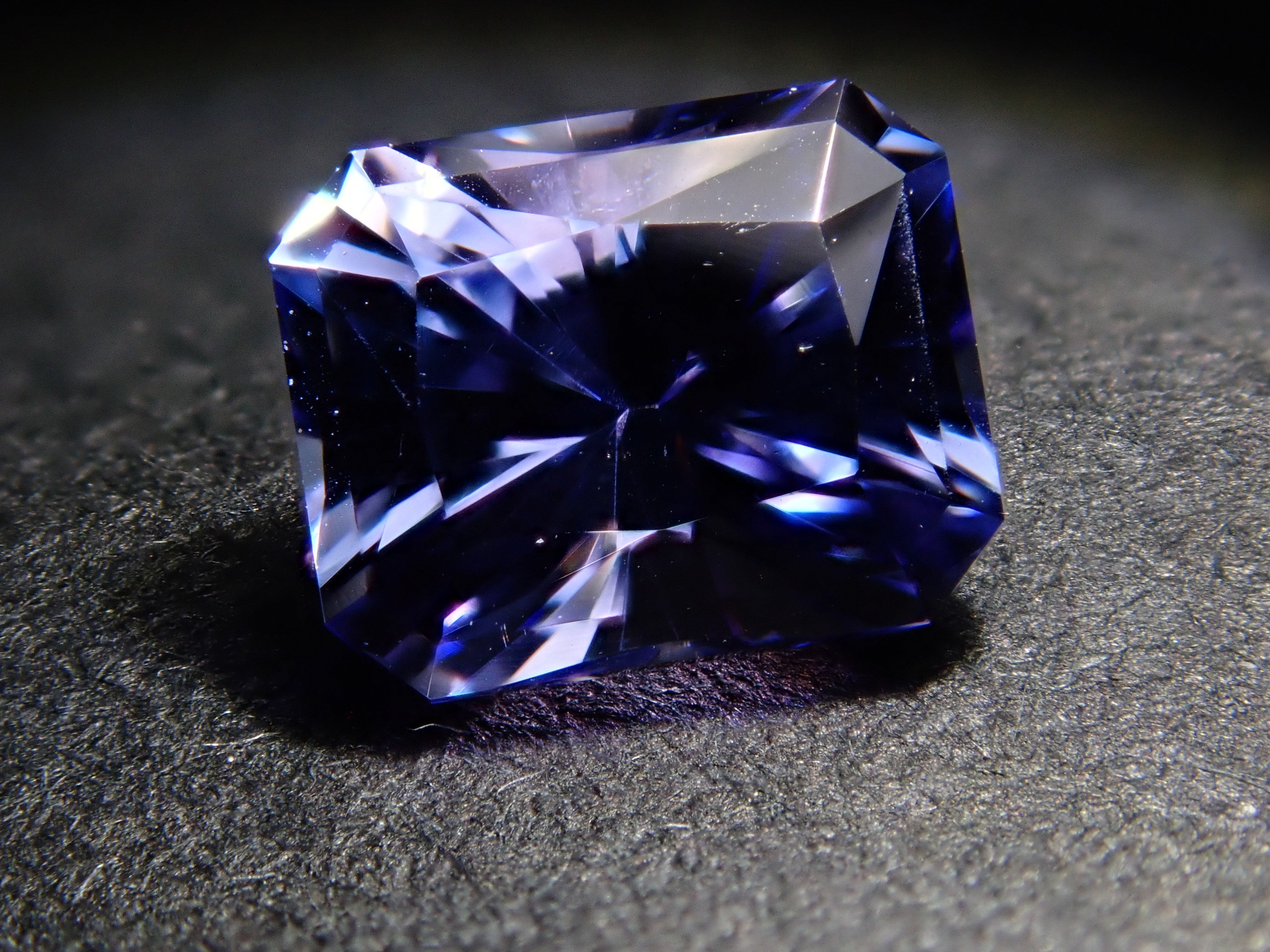 【1/17 22時販売】タンザニア産タンザナイト 0.680ctルース