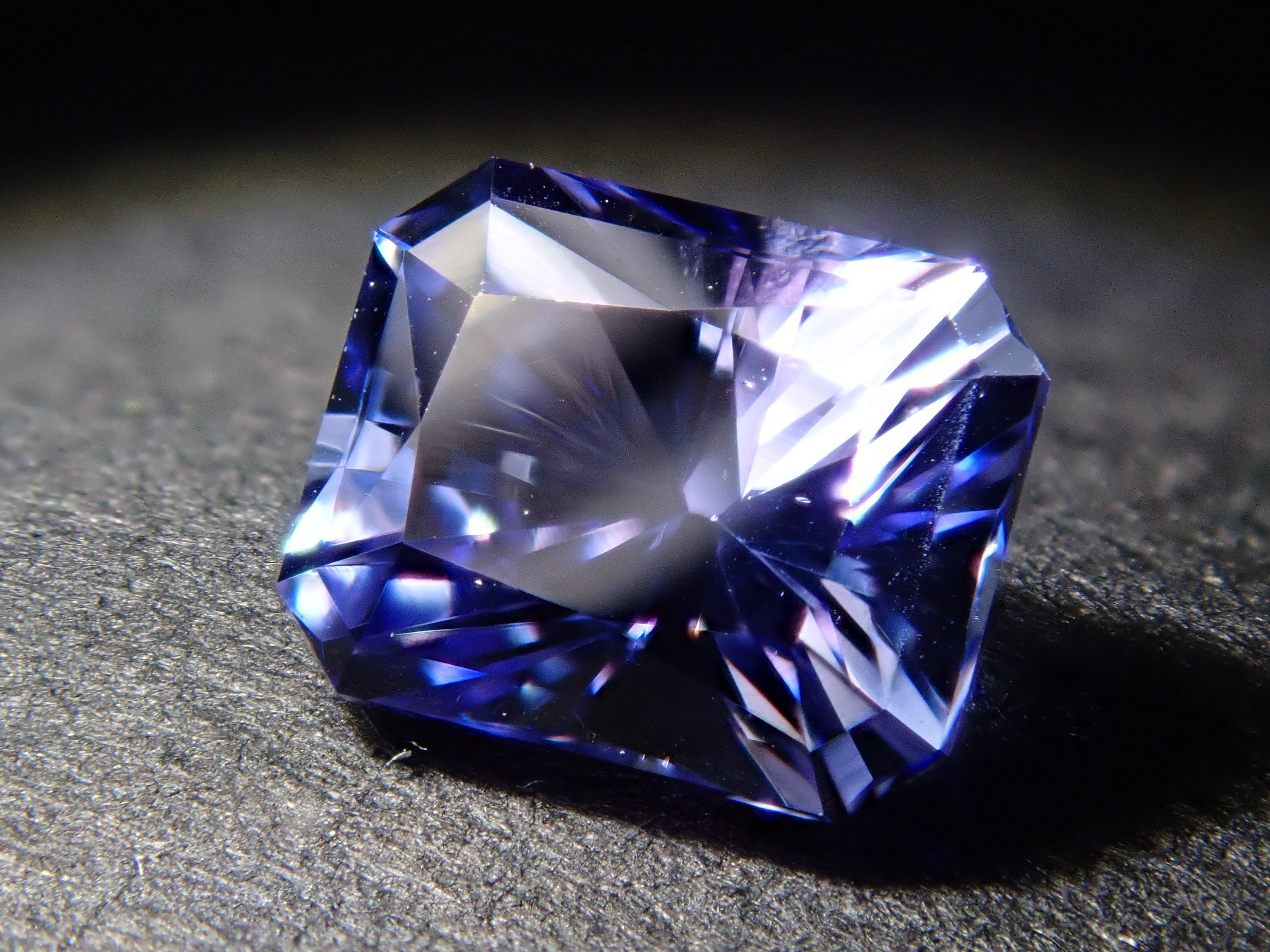 【1/17 22時販売】タンザニア産タンザナイト 0.680ctルース