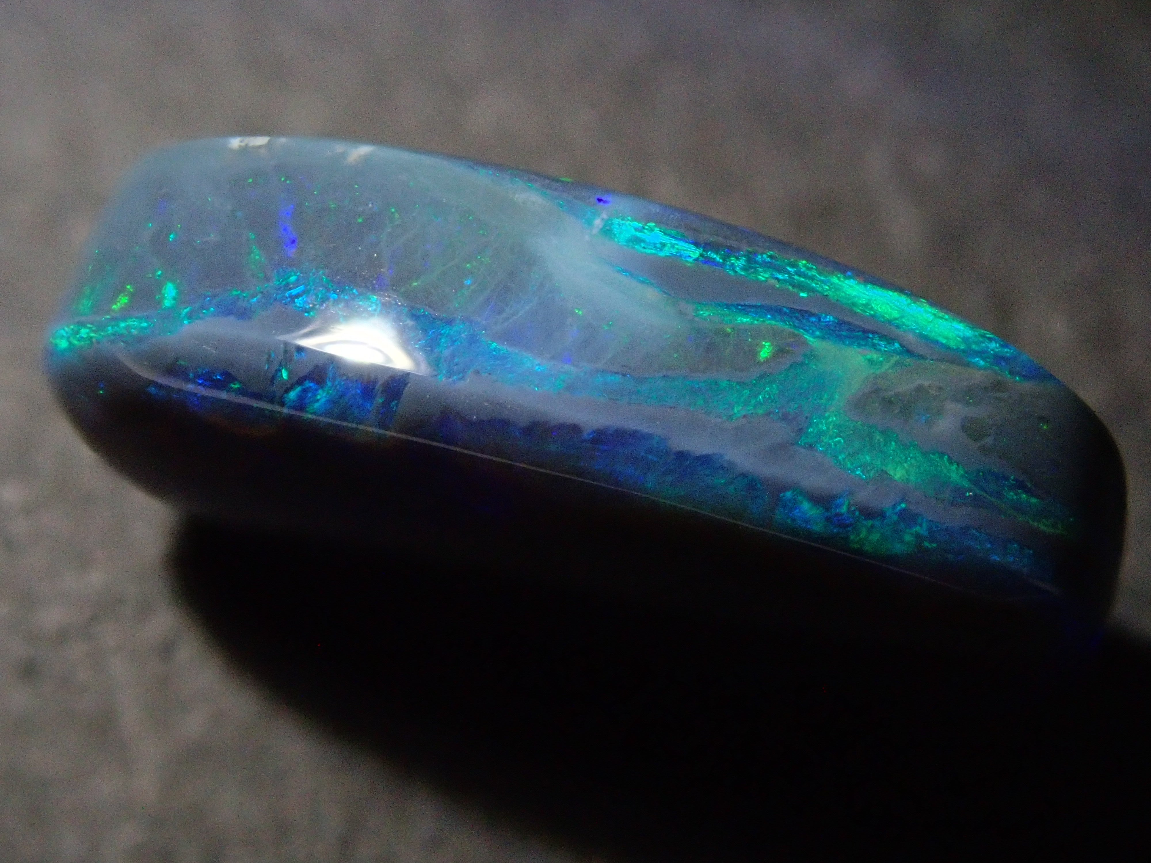 【1/17 22時販売】オーストラリア産ブラックオパール 3.583ctルース(両面タイプ)