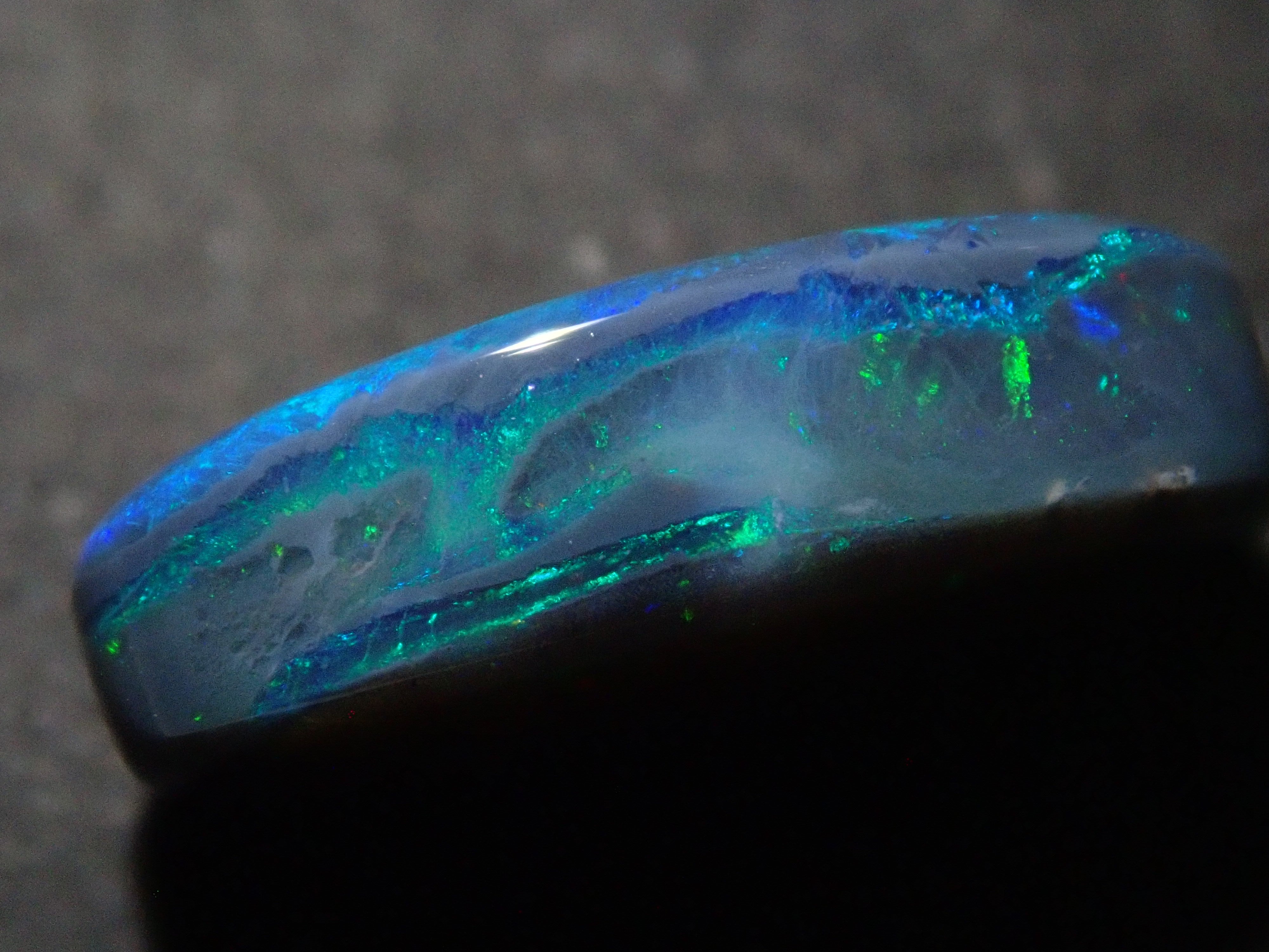 【1/17 22時販売】オーストラリア産ブラックオパール 3.583ctルース(両面タイプ)