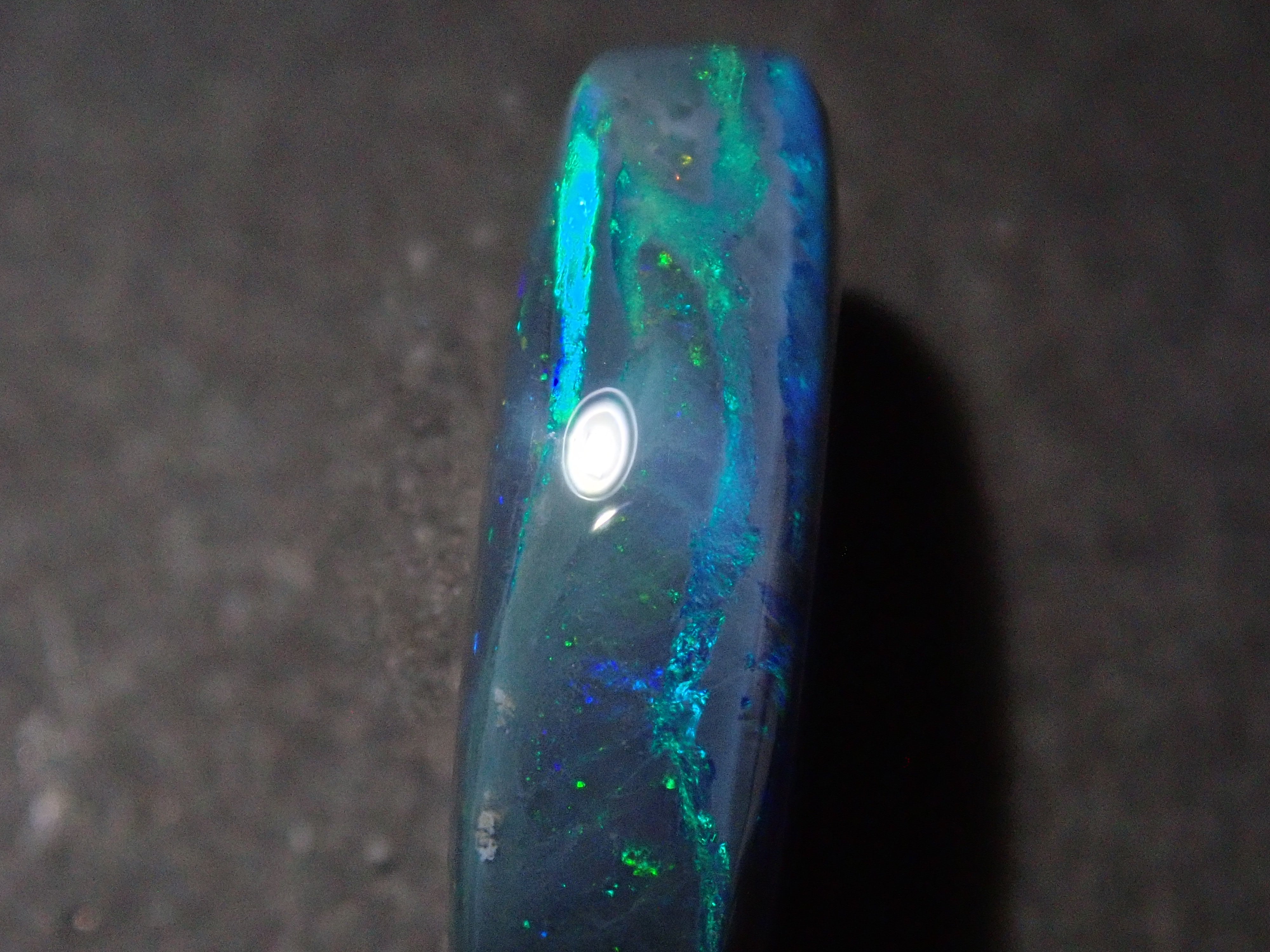 【1/17 22時販売】オーストラリア産ブラックオパール 3.583ctルース(両面タイプ)