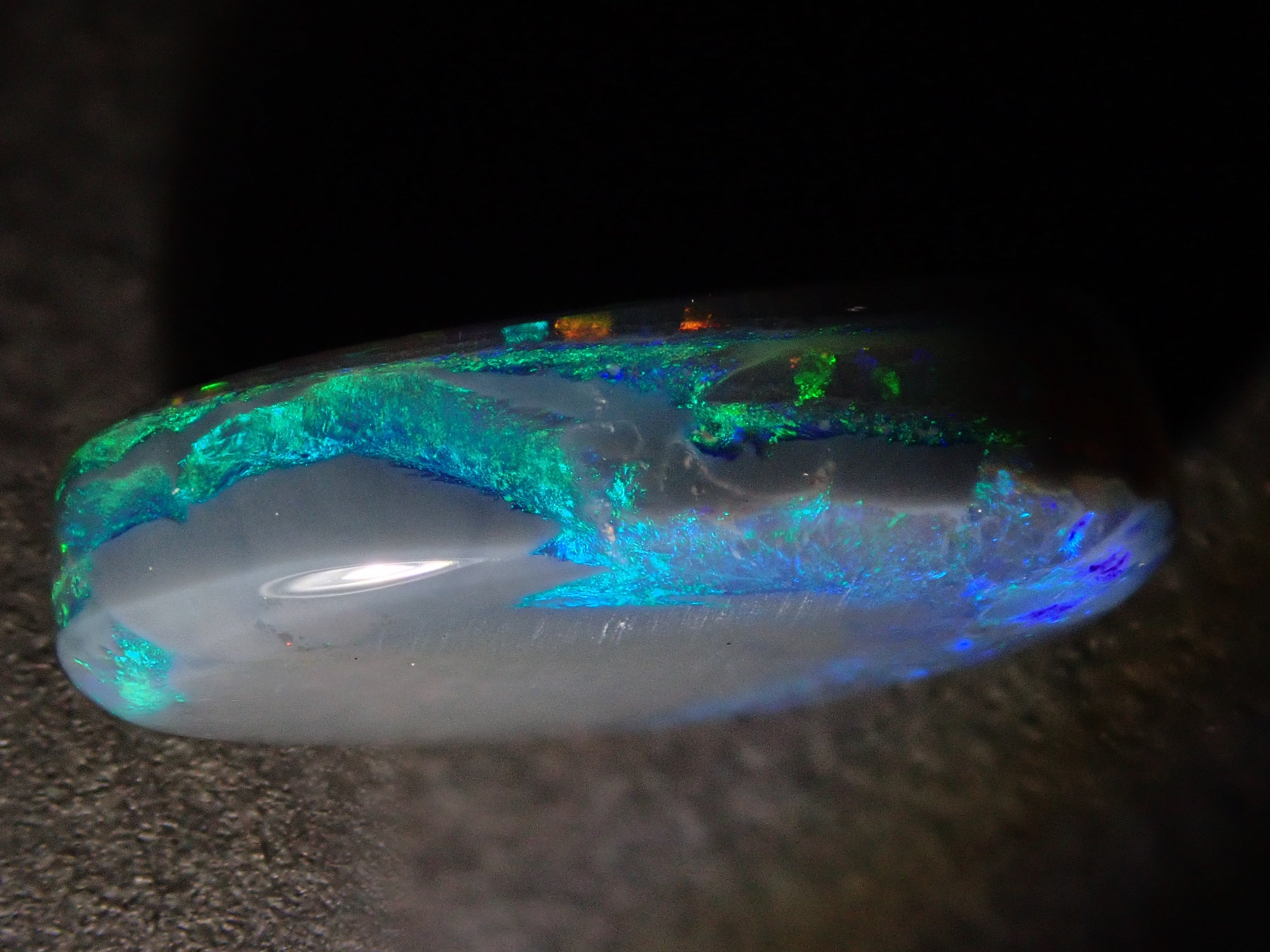 【1/17 22時販売】オーストラリア産ブラックオパール 3.583ctルース(両面タイプ)