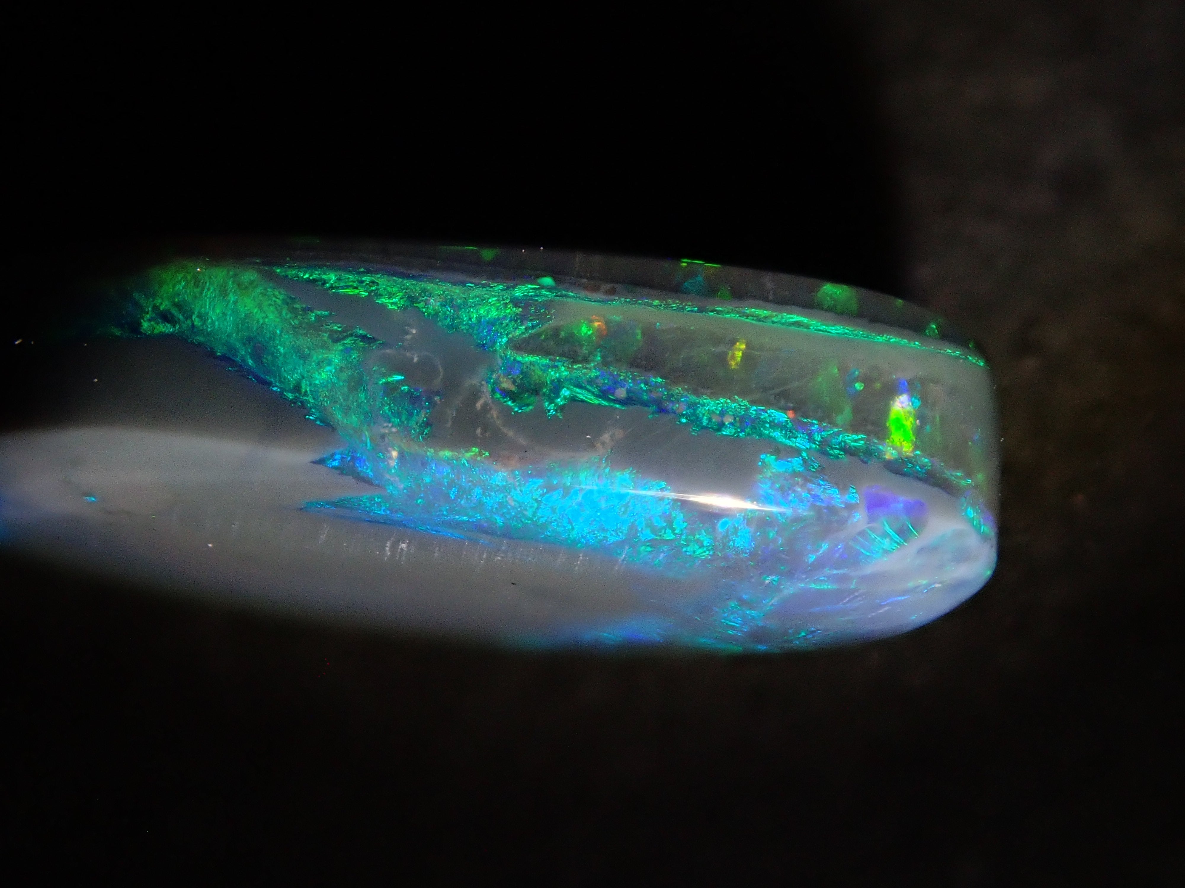 【1/17 22時販売】オーストラリア産ブラックオパール 3.583ctルース(両面タイプ)