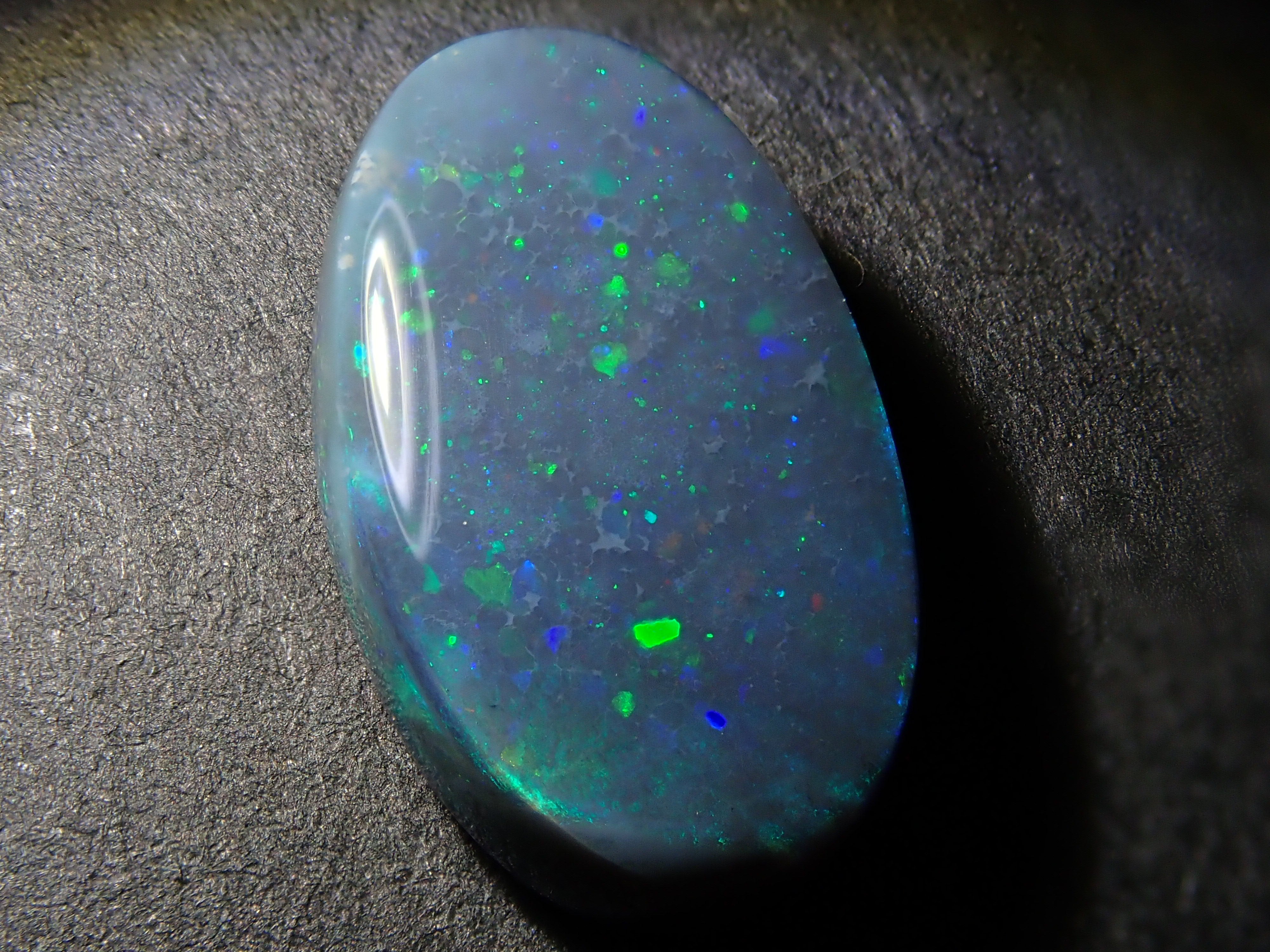 【1/17 22時販売】オーストラリア産ブラックオパール 3.583ctルース(両面タイプ)