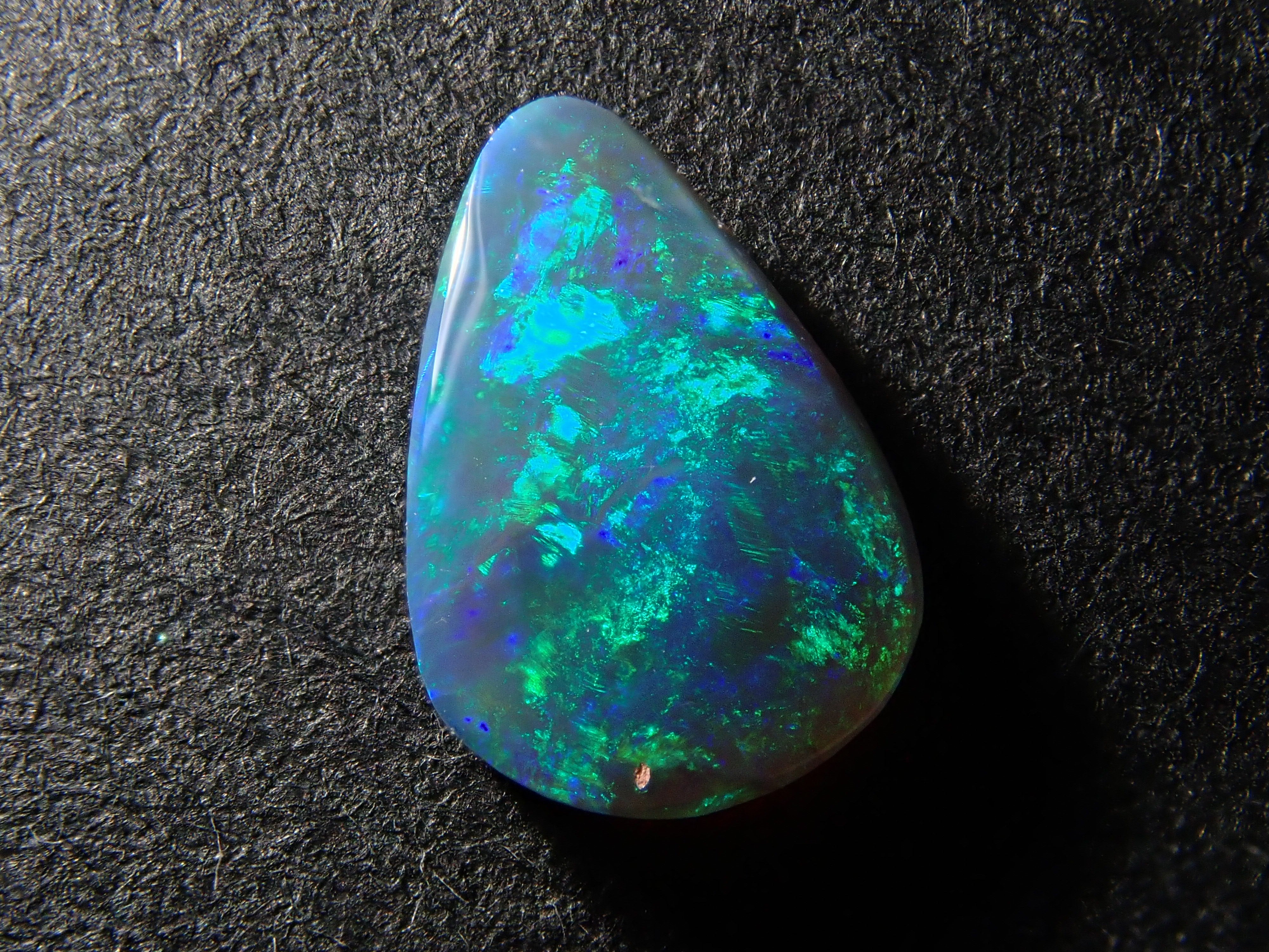 【1月17日晚10點開售】澳洲黑歐泊 0.435克拉 散裝