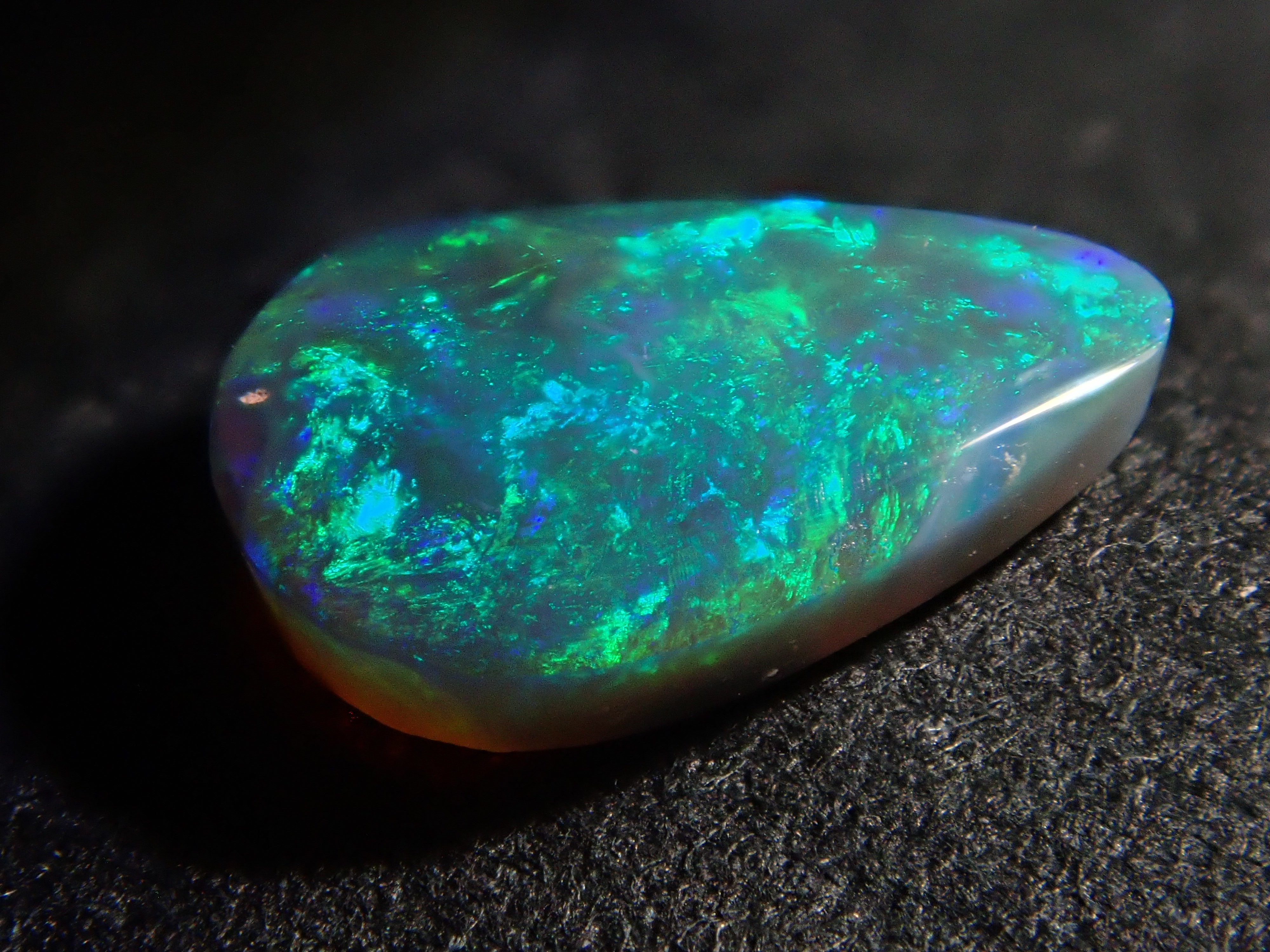 【1月17日晚10點開售】澳洲黑歐泊 0.435克拉 散裝