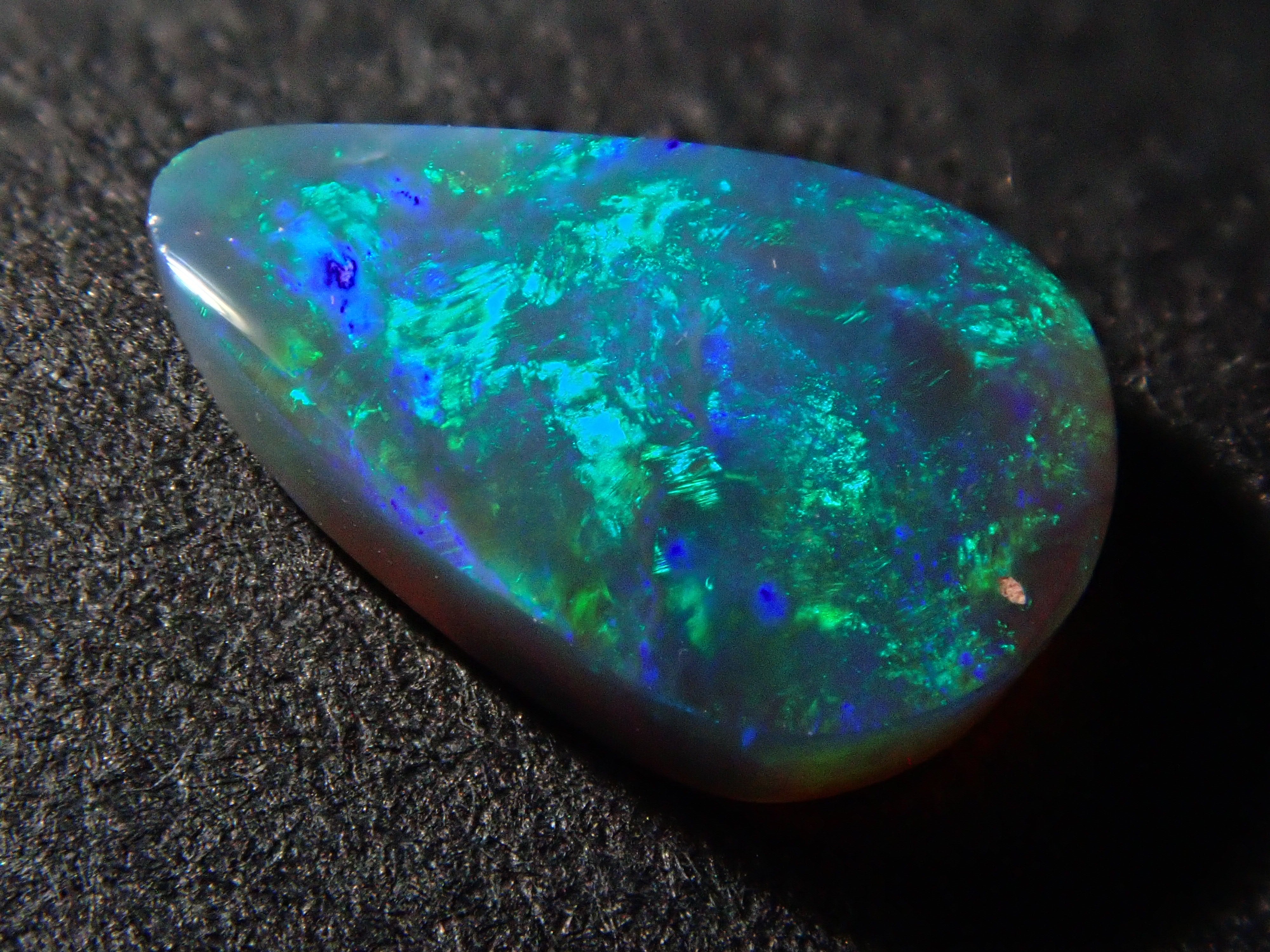 【1月17日晚10點開售】澳洲黑歐泊 0.435克拉 散裝