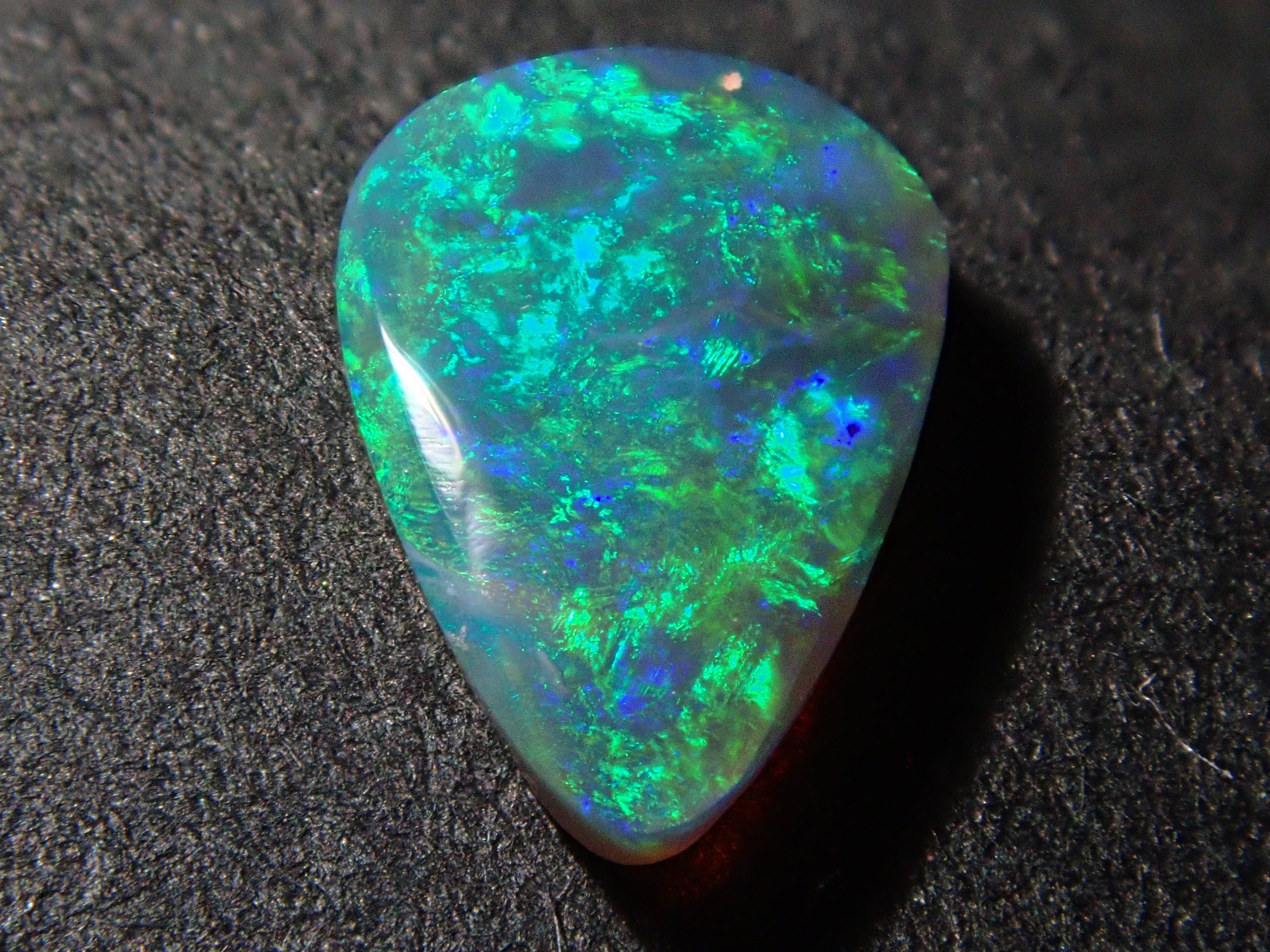 【1月17日晚10點開售】澳洲黑歐泊 0.435克拉 散裝