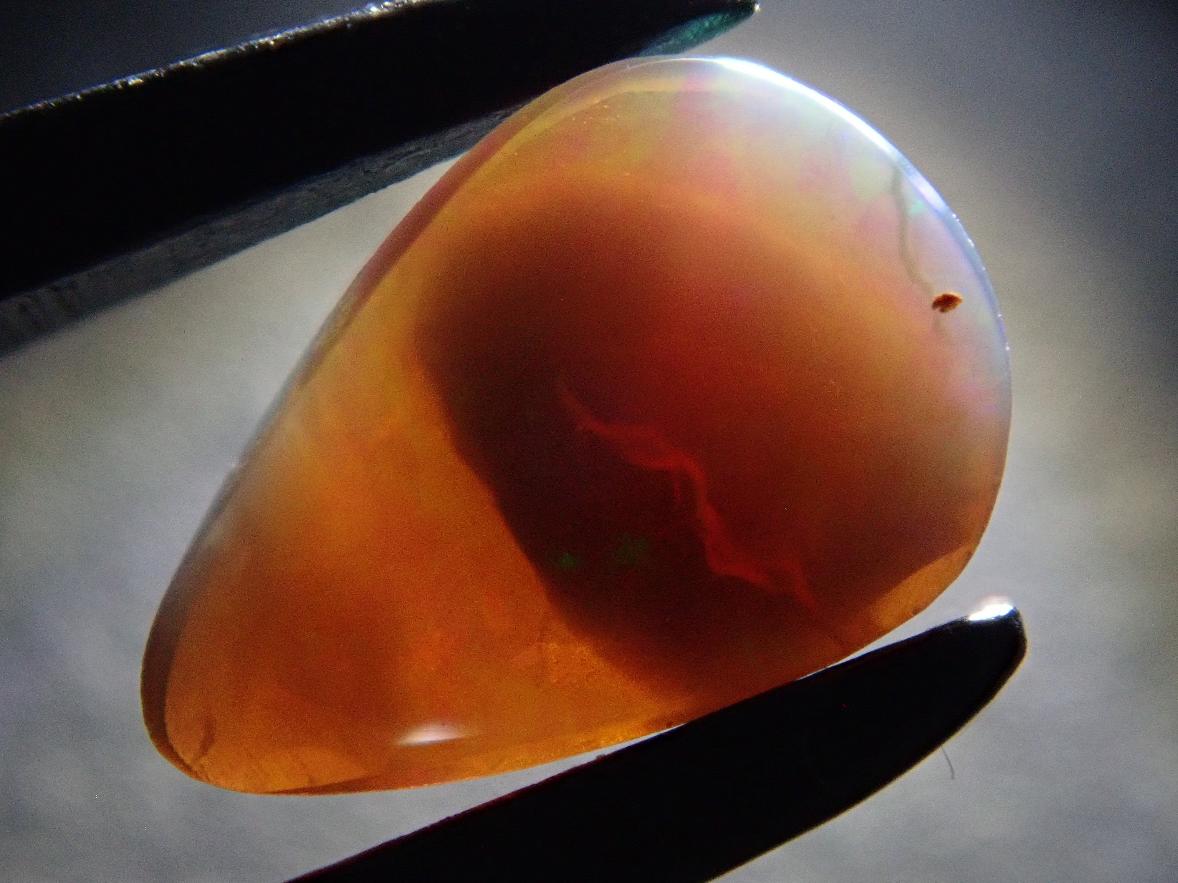 【1月17日晚10點開售】澳洲黑歐泊 0.435克拉 散裝