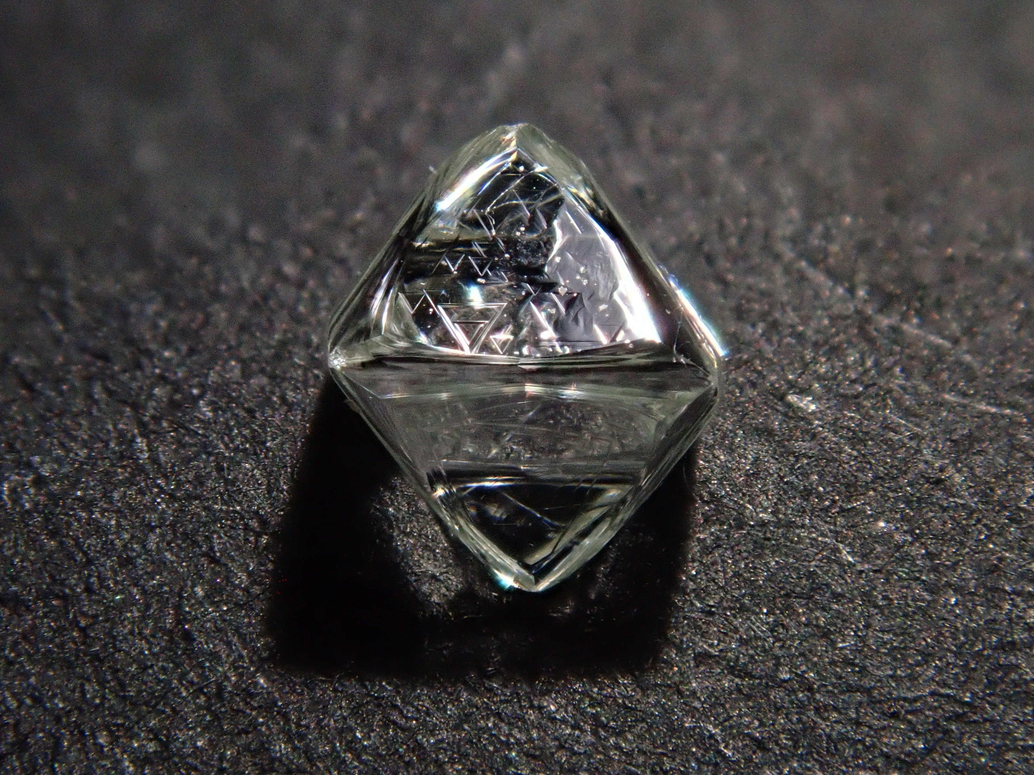 【抽選販売0123_10】カナダ産グリーンダイヤモンド原石(ソーヤブル) 0.338ct原石(トライゴン有り)