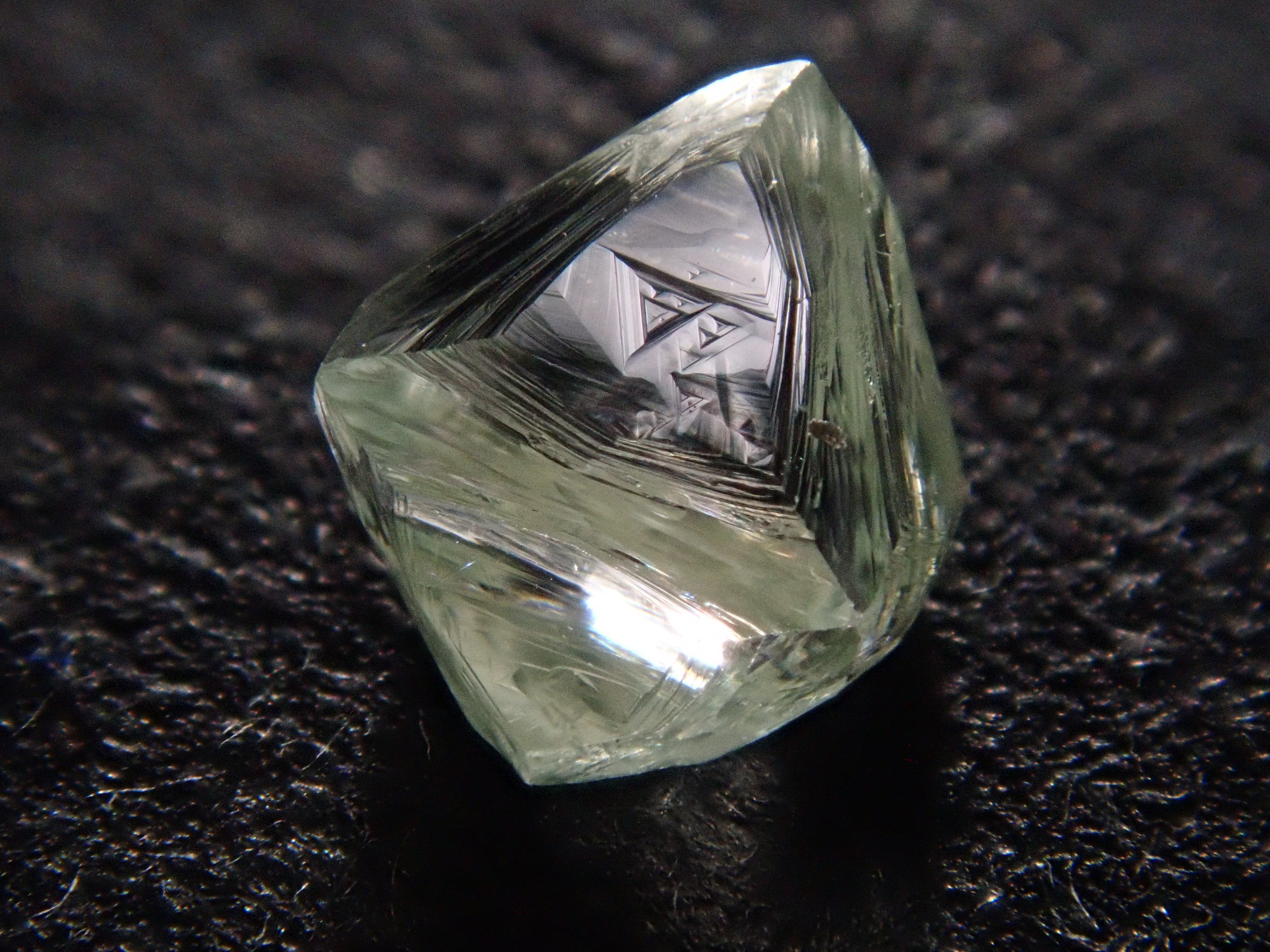 【抽獎銷售 0123_09】安哥拉綠鑽原石(可鋸切)0.528克拉原石(帶三角棱)