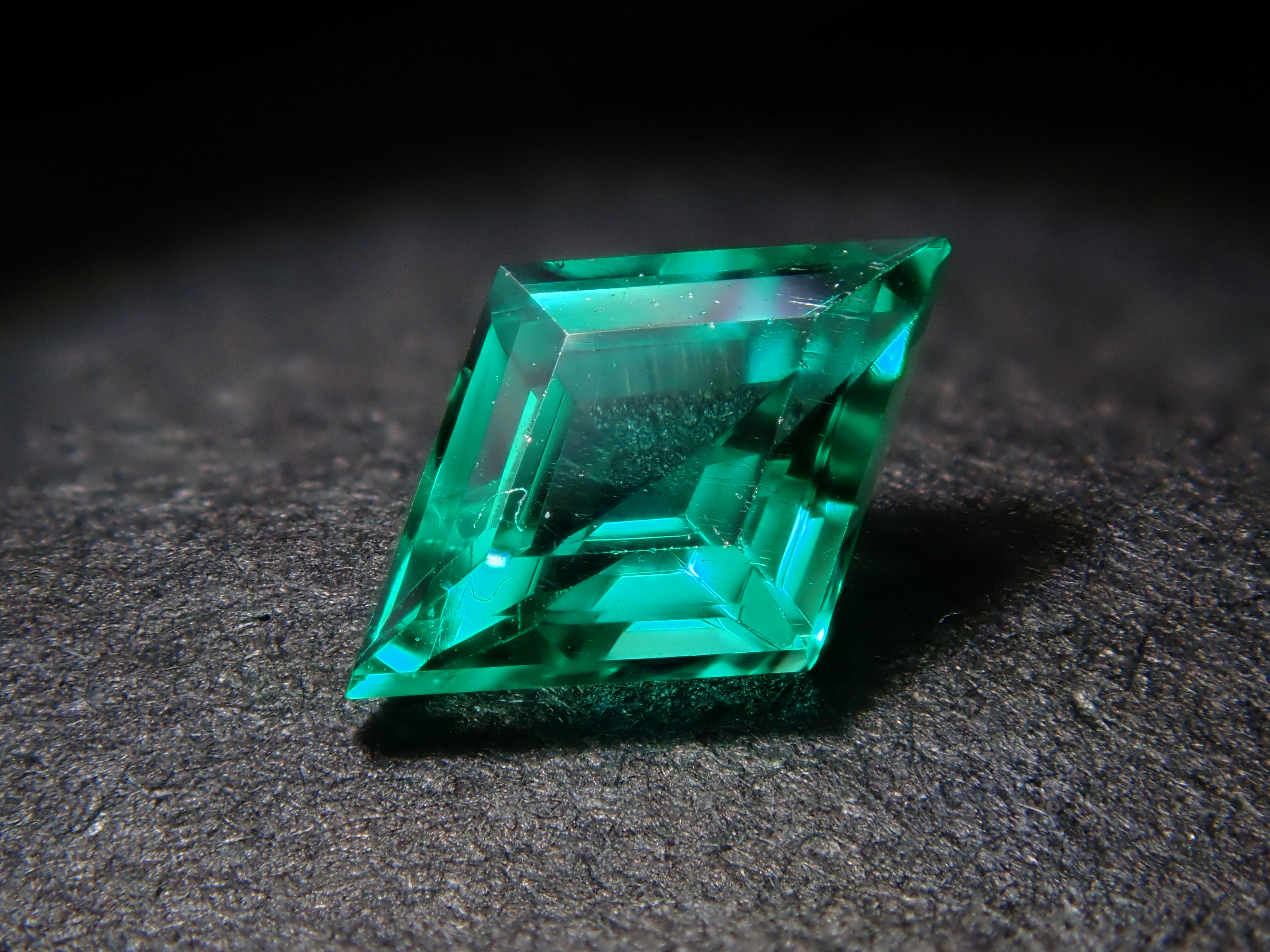 コロンビア産ノンオイルエメラルド 0.17ctルース GIA