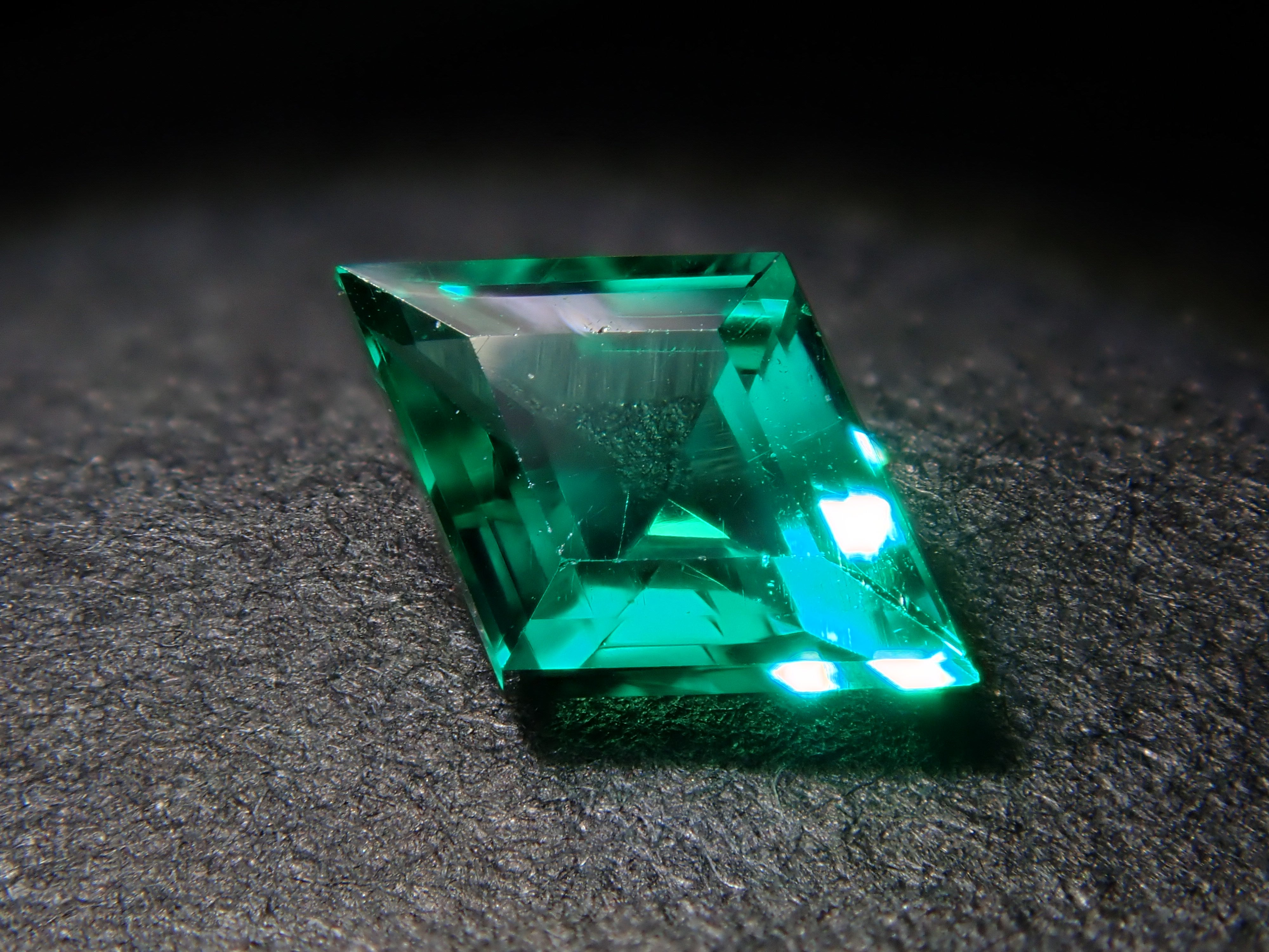 コロンビア産ノンオイルエメラルド 0.17ctルース GIA