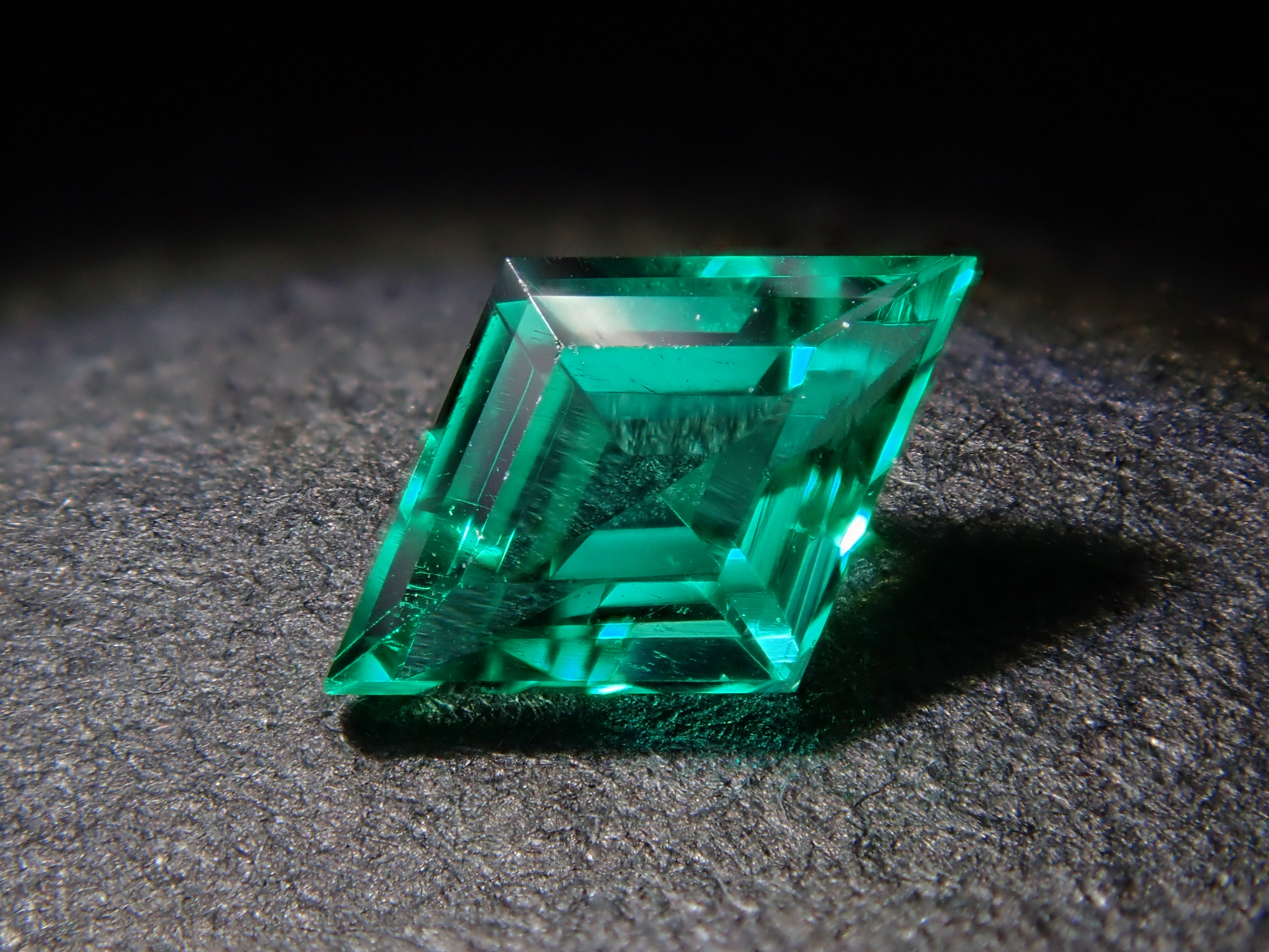 コロンビア産ノンオイルエメラルド 0.17ctルース GIA