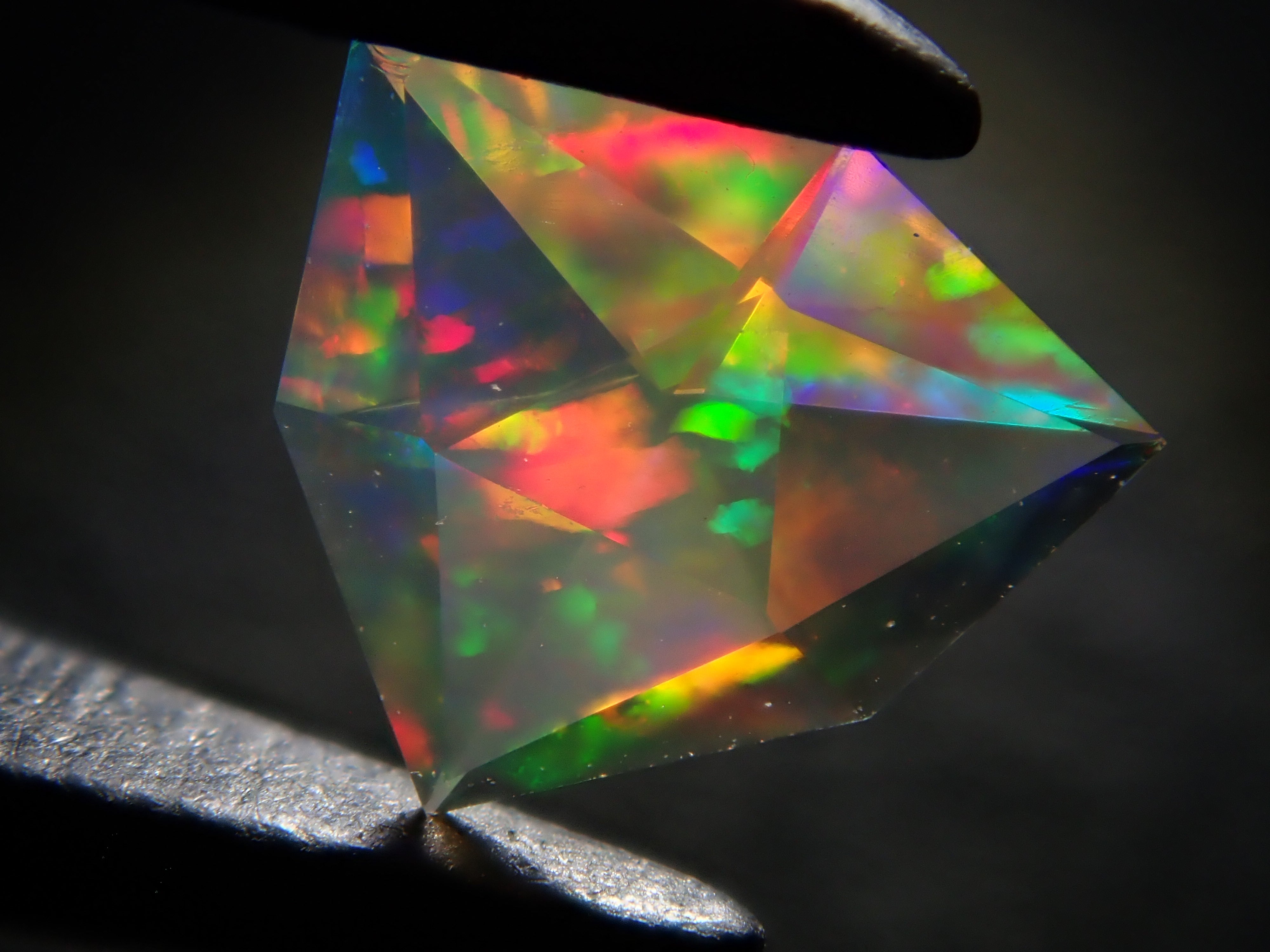 【1/25 22時販売】メキシコ産ファイアオパール 0.191ctルース(ファセットカット)